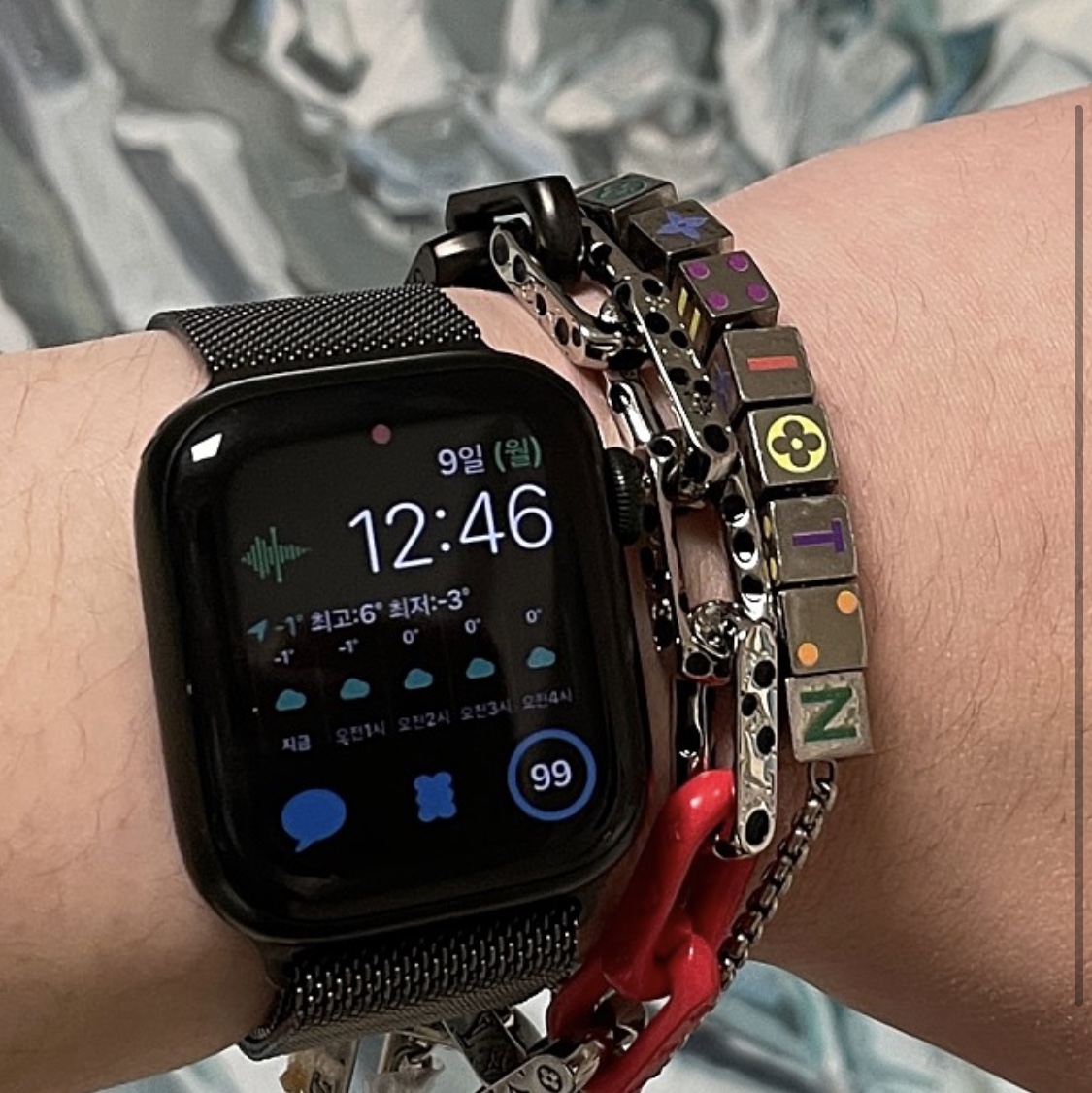Louis Vuitton x YK Monogram Chain Bracelet Black Red 착용 스타일