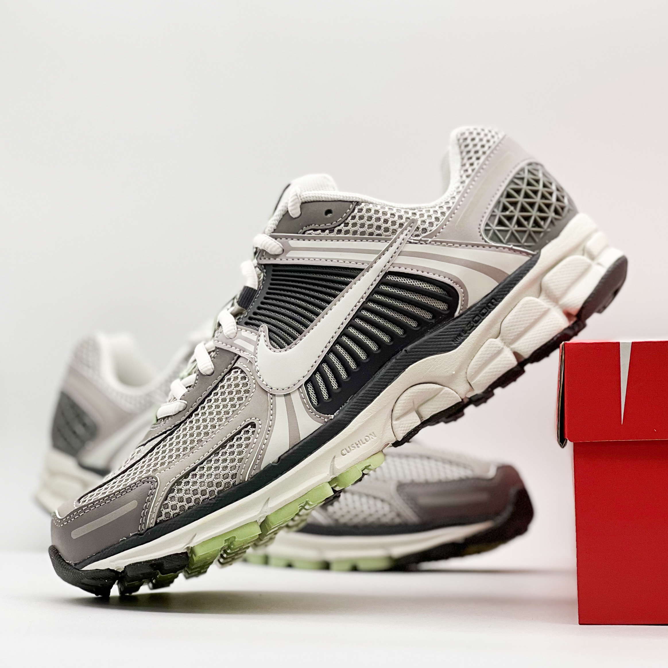 (W) Nike Zoom Vomero 5 Cobblestone and Flat Pewter 착용 스타일 - 4