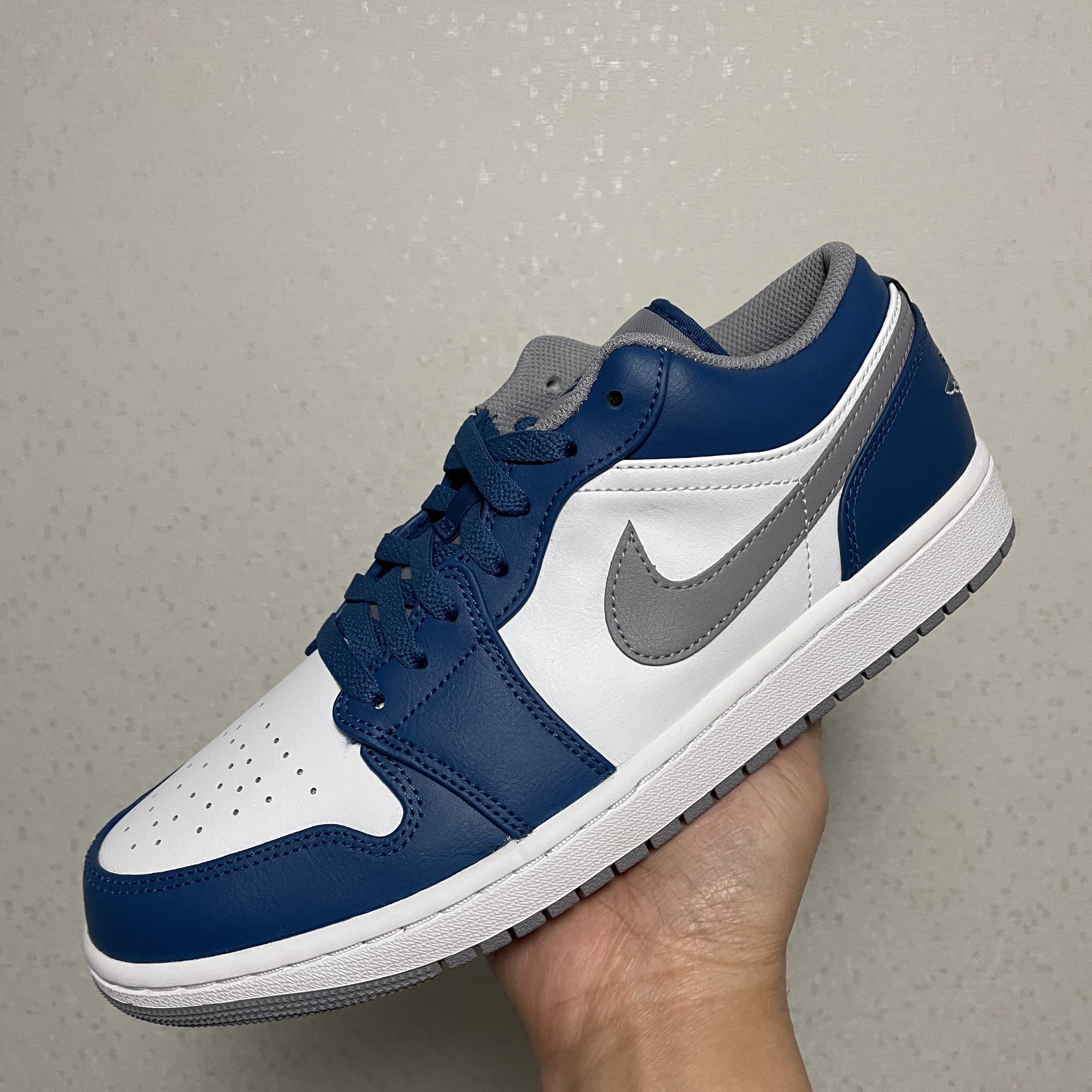 Jordan 1 Low True Blue Cement Grey 착용 스타일 - 1