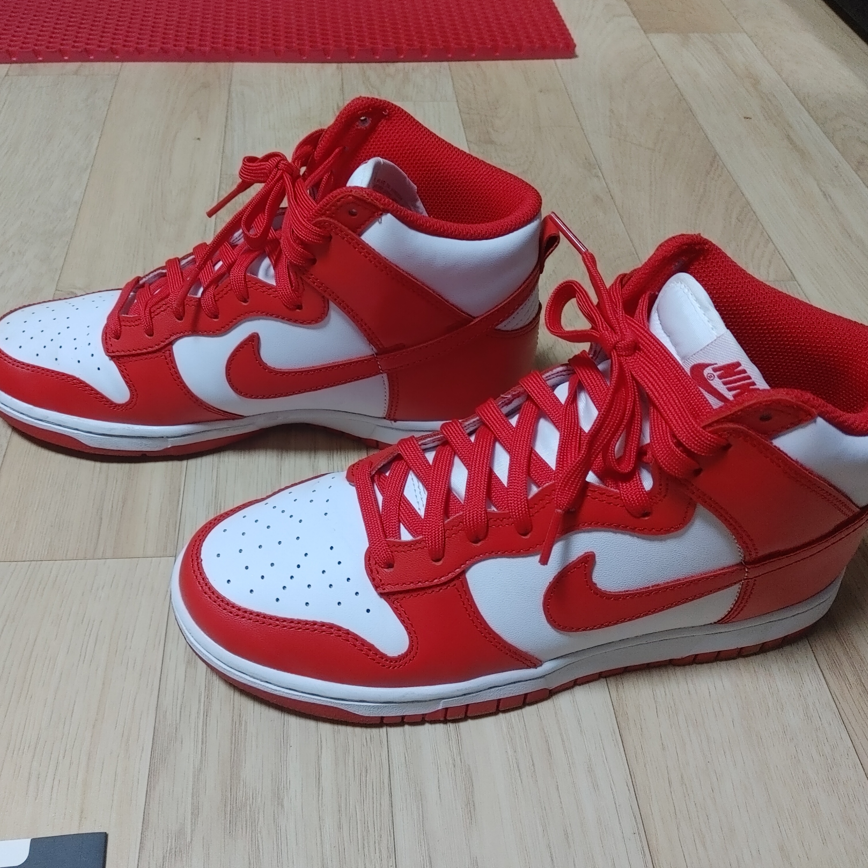Nike Dunk High Retro Championship White and Red 착용 스타일