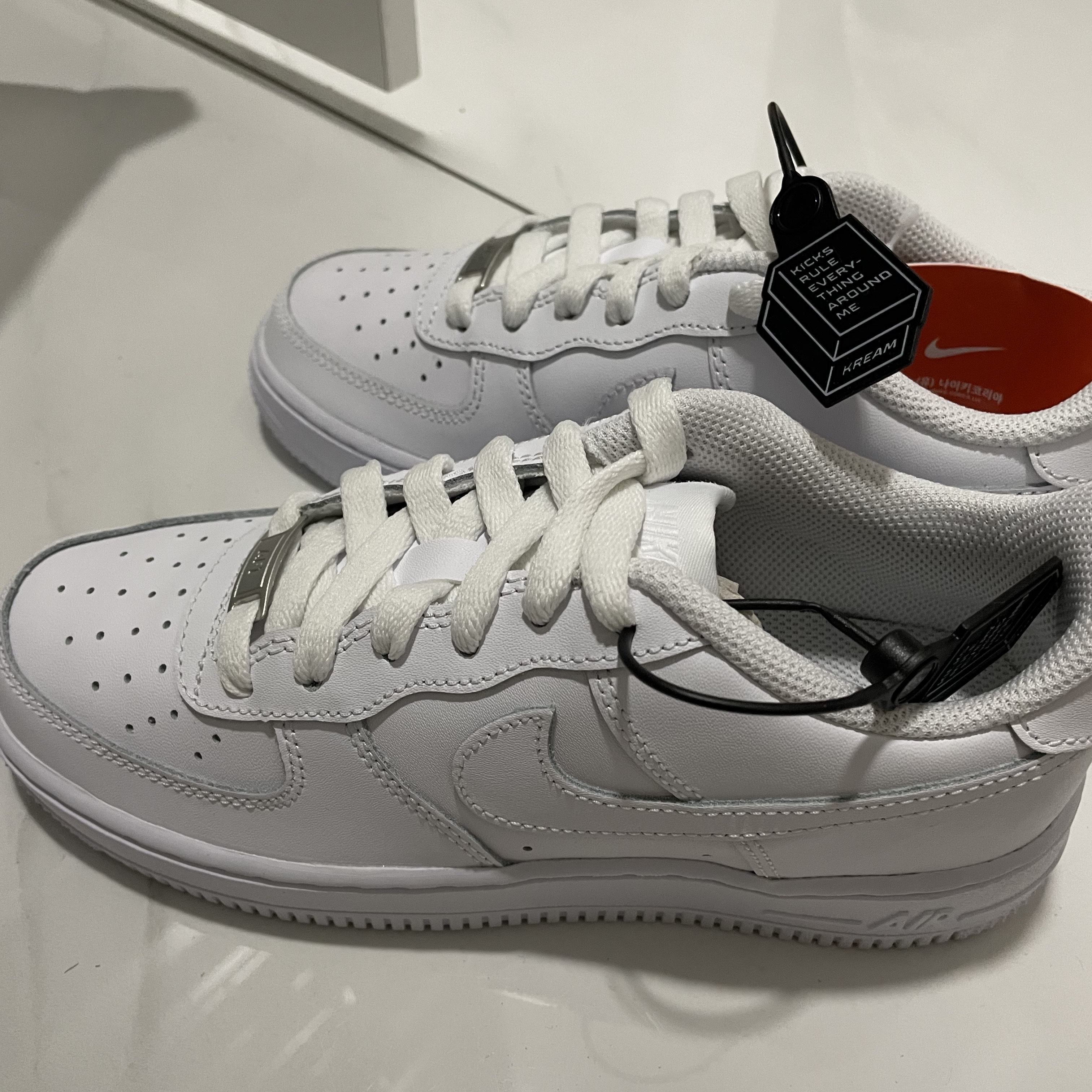 (GS) Nike Air Force 1 LE White 착용 스타일