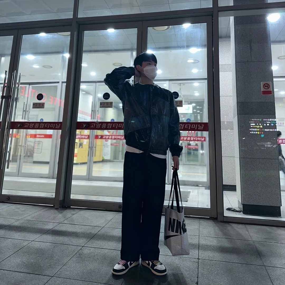 Jordan 1 x Travis Scott x Fragment Retro Low OG SP Military Blue 착용 스타일 - 2