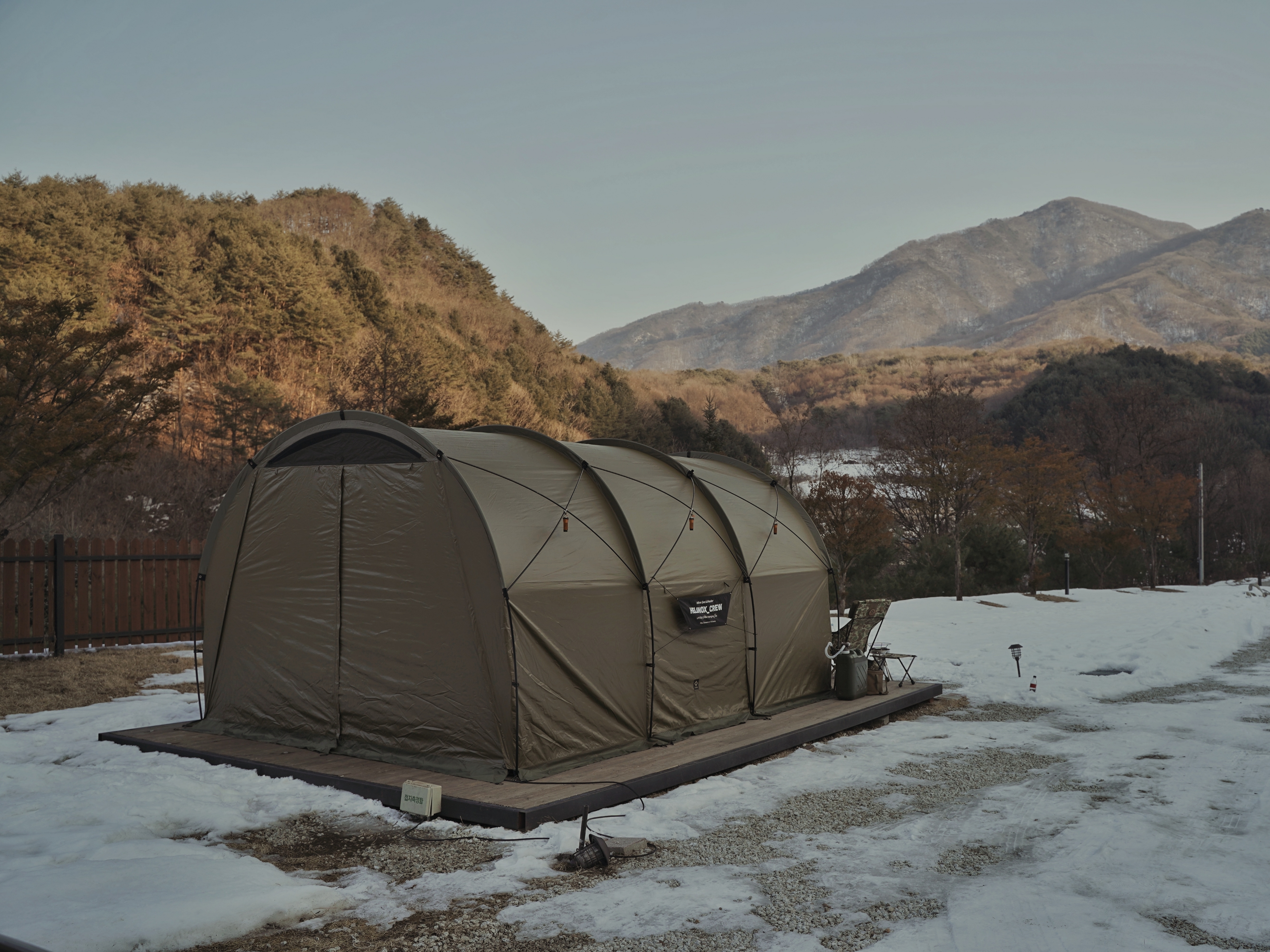 Helinox Tactical Field Tunnel 4.35 Coyote Tan 착용 스타일