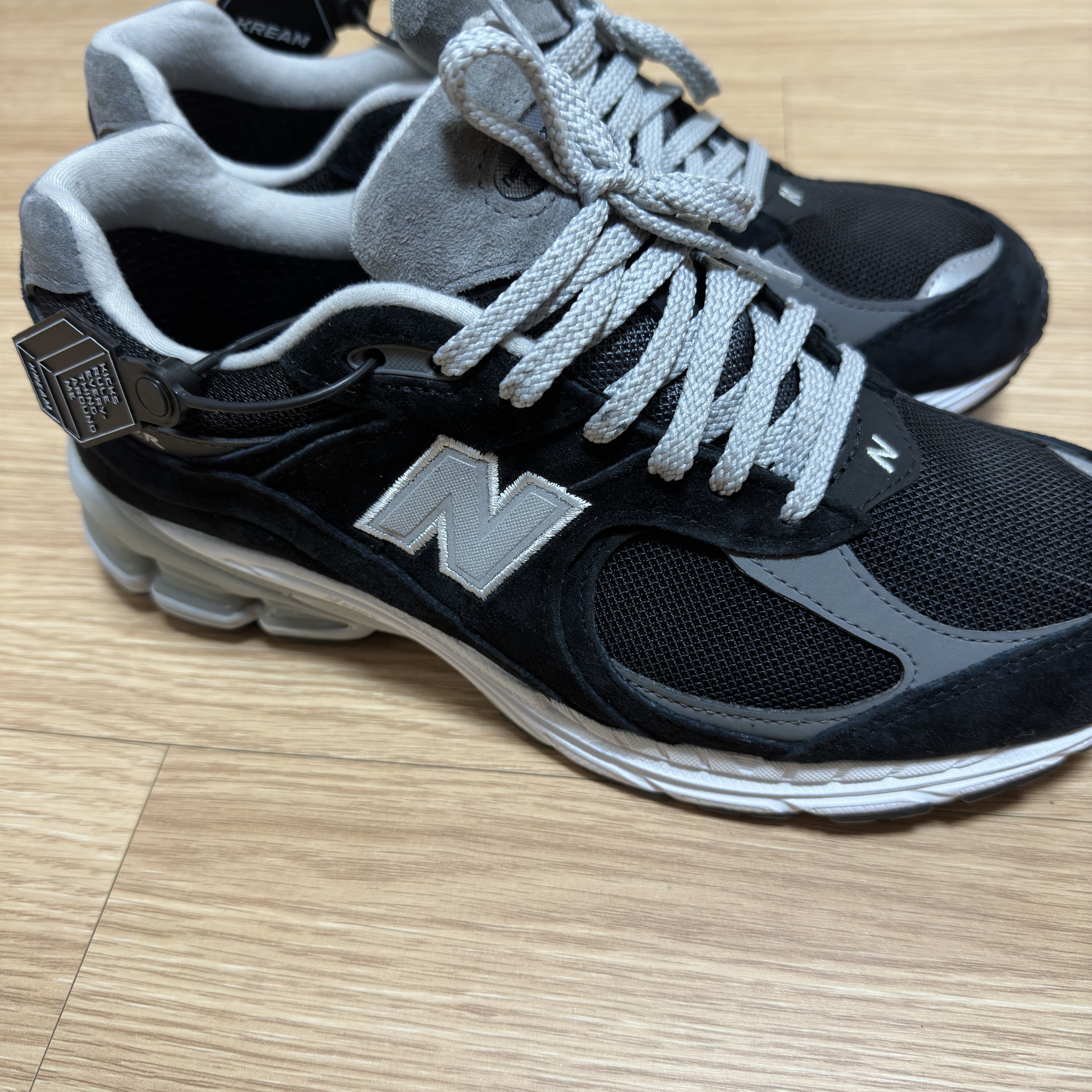 New Balance 2002R Gore-Tex Black Silver Metalic 착용 스타일 - 1