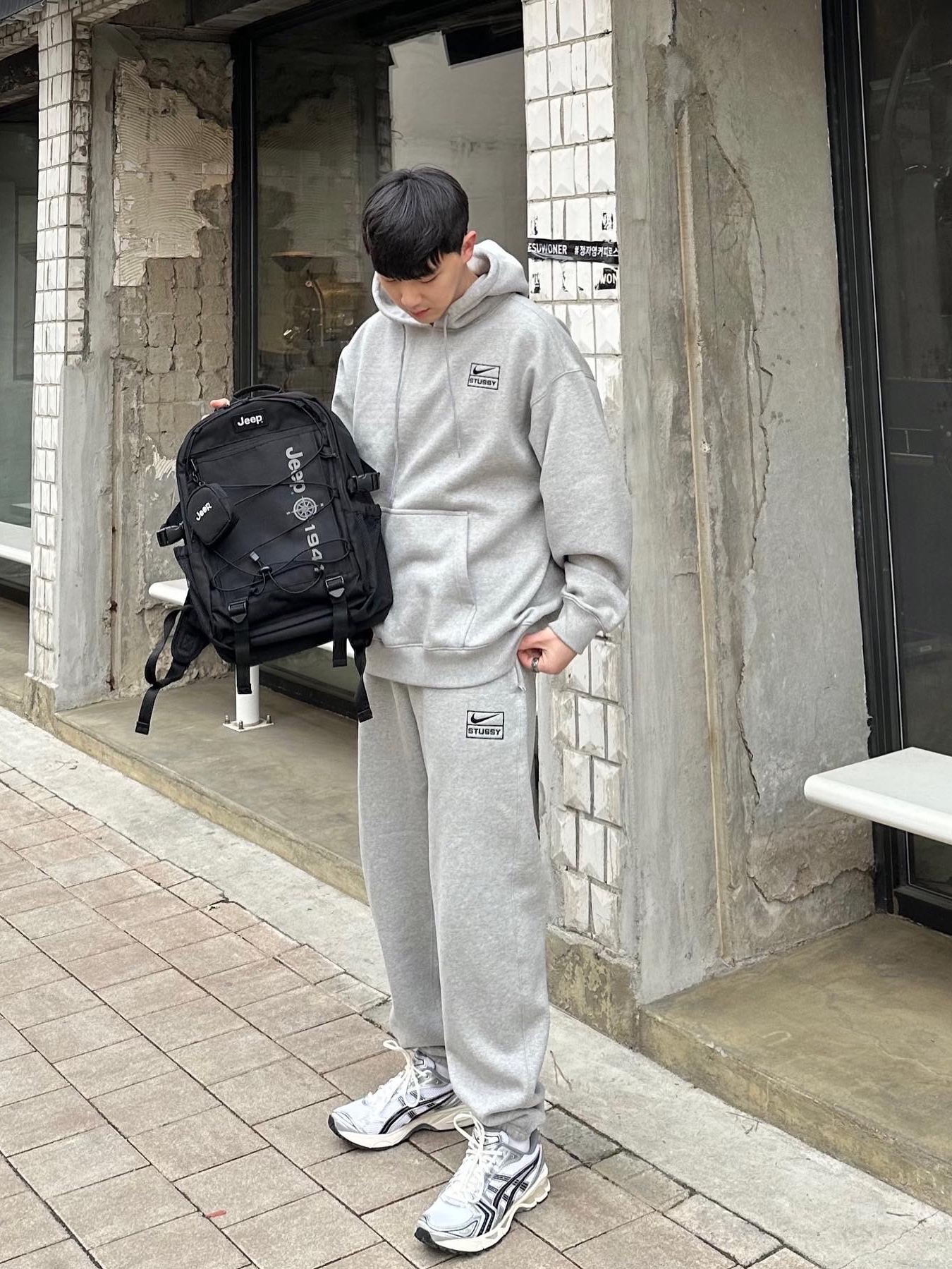 Nike x Stussy NRG RA Pullover Hoodie Dark Grey Heather (DJ9488-063), Nike x Stussy NRG RA Fleece Pants Dark Grey Heather (DJ9490-063) 착용 스타일