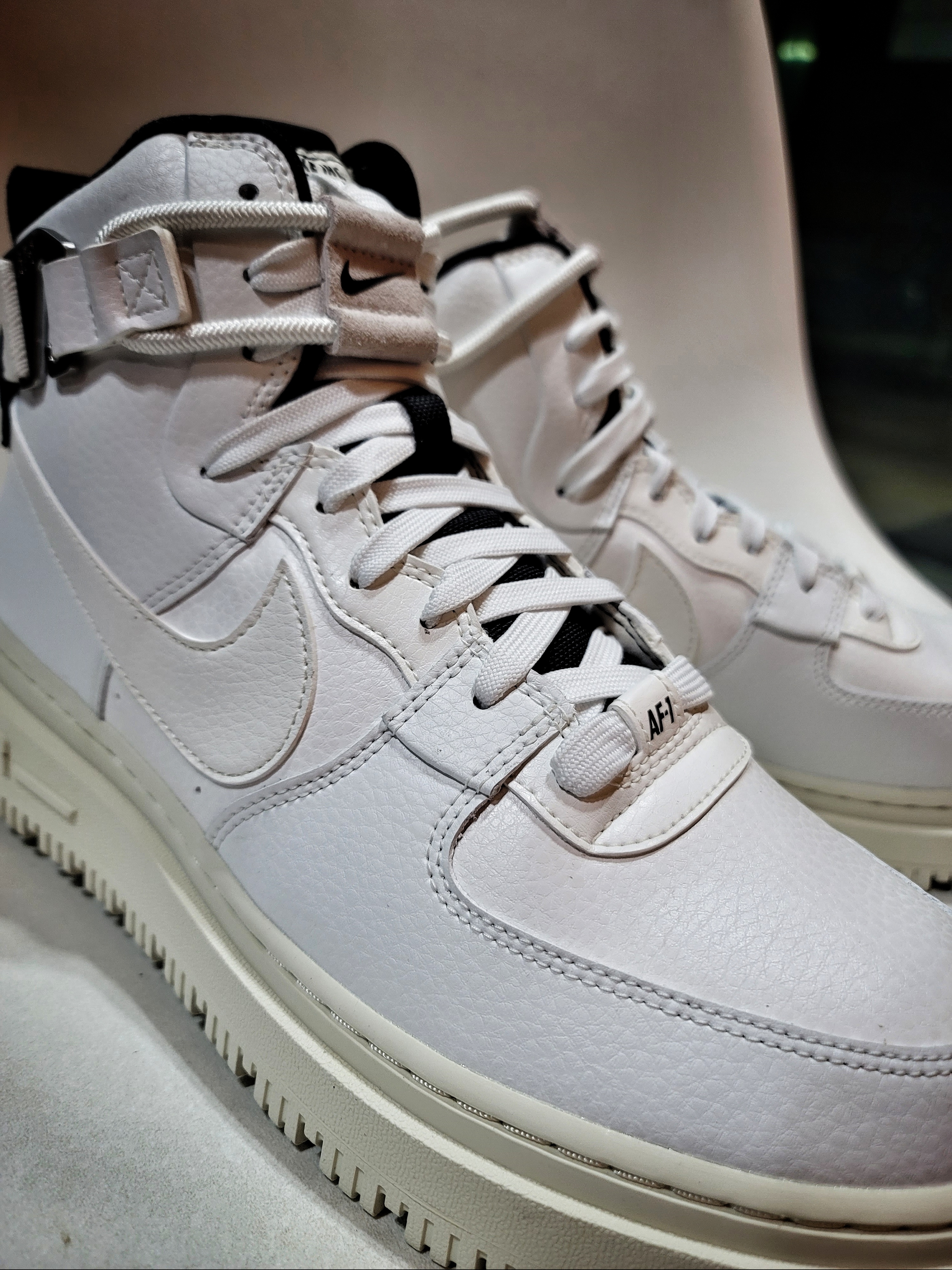 (W) Nike Air Force 1 High Utility 2.0 Summit White 착용 스타일 - 1