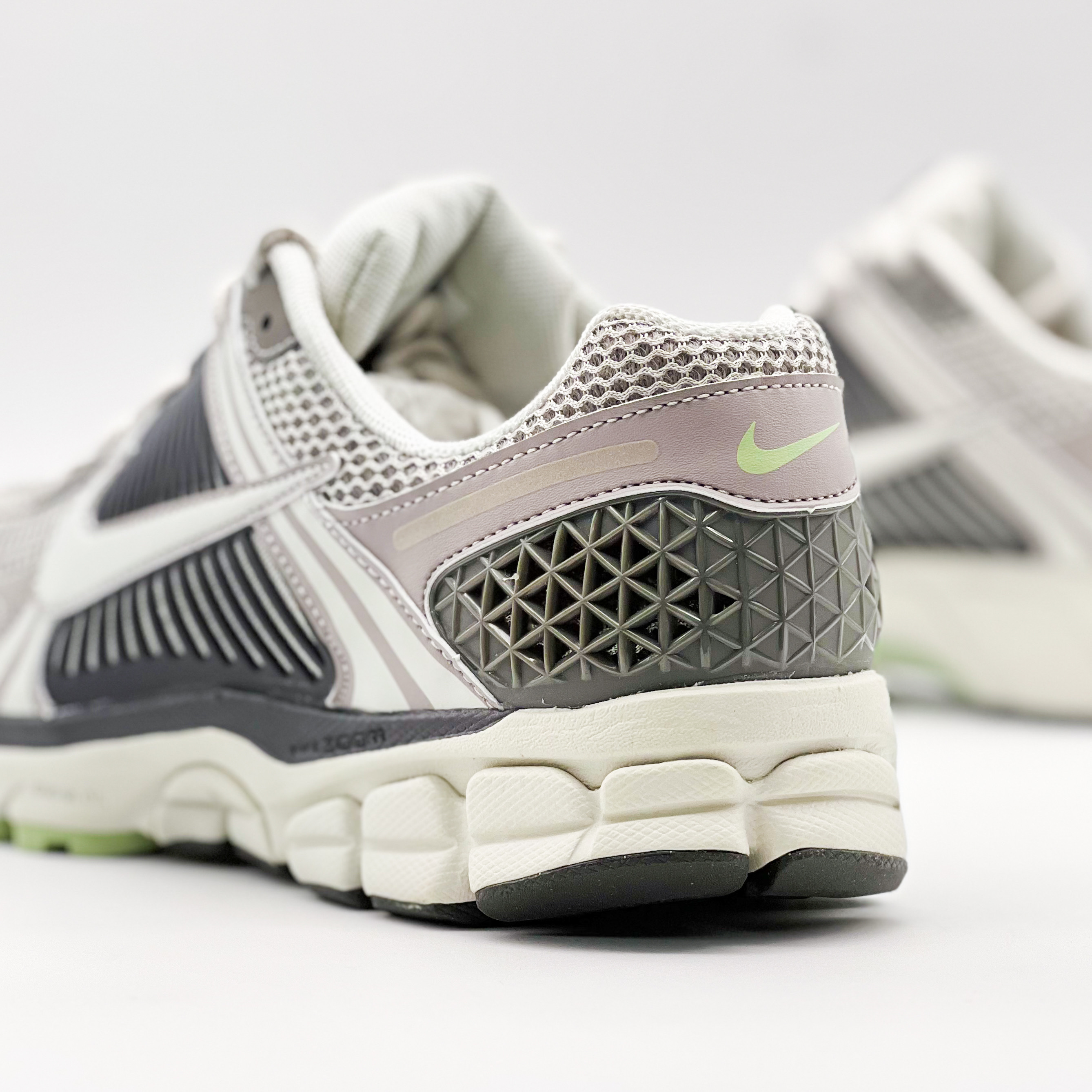 (W) Nike Zoom Vomero 5 Cobblestone and Flat Pewter 착용 스타일 - 3