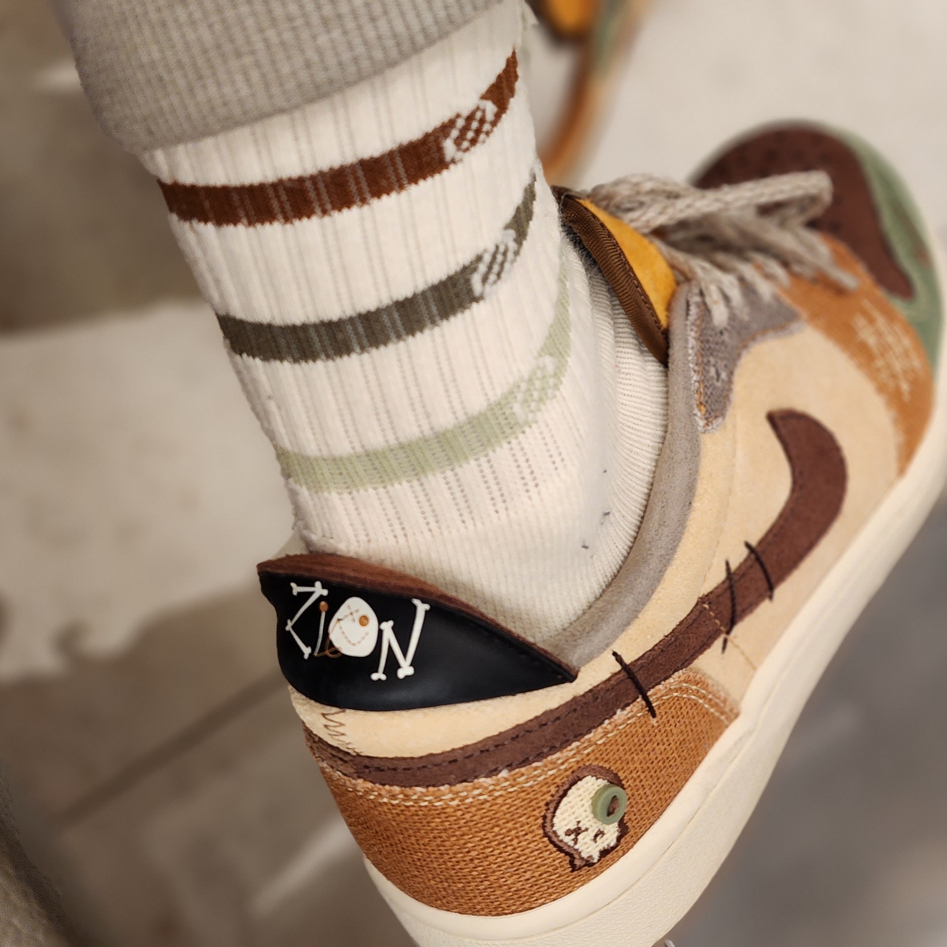 Jordan 1 x Zion Williamson Retro Low OG Flax and Oil Green 착용 스타일 - 2