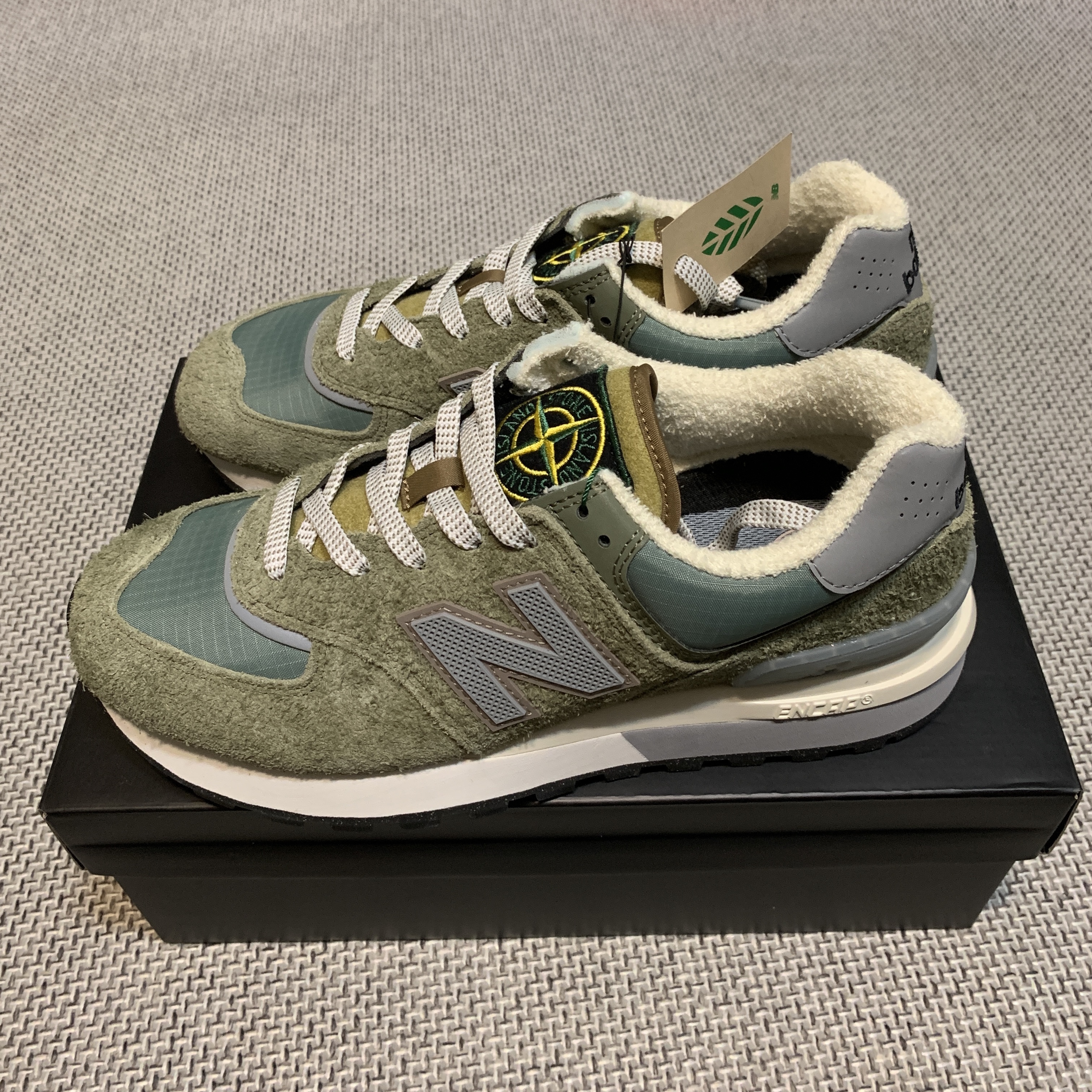 New Balance x Stone Island 574 Legacy Green 착용 스타일 - 1