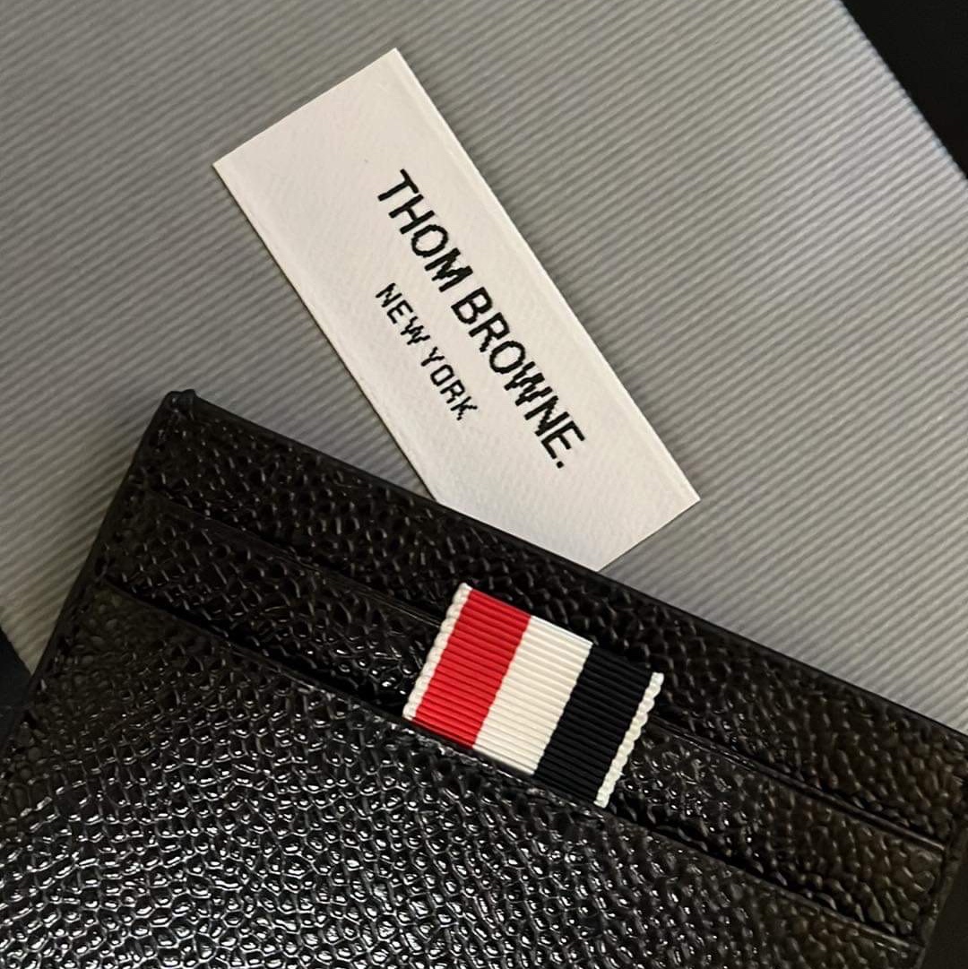 Thom Browne Pebble Grain Leather Stripe Single Card Holder Black 착용 스타일