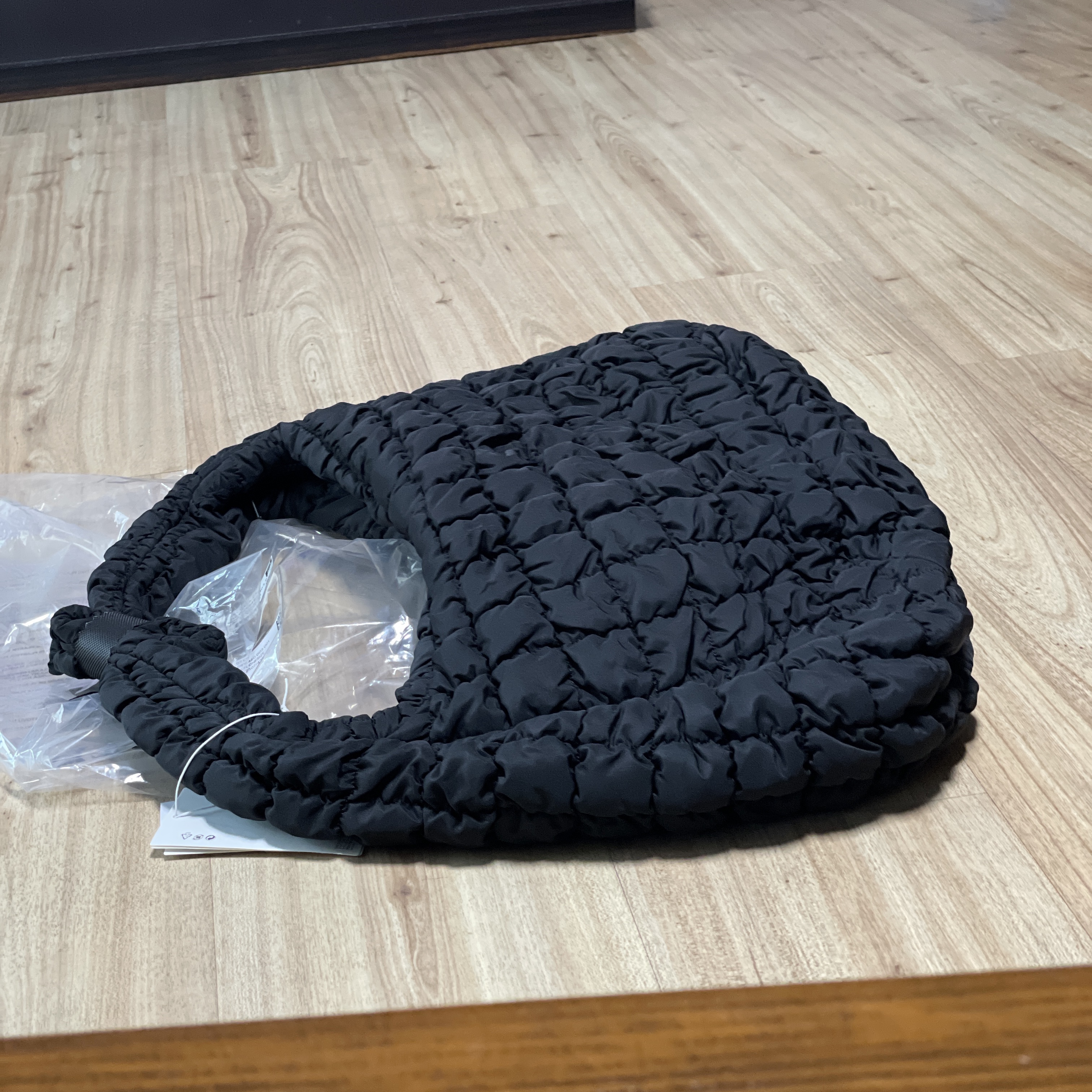 COS Quilted Oversized Shoulder Bag Black 착용 스타일