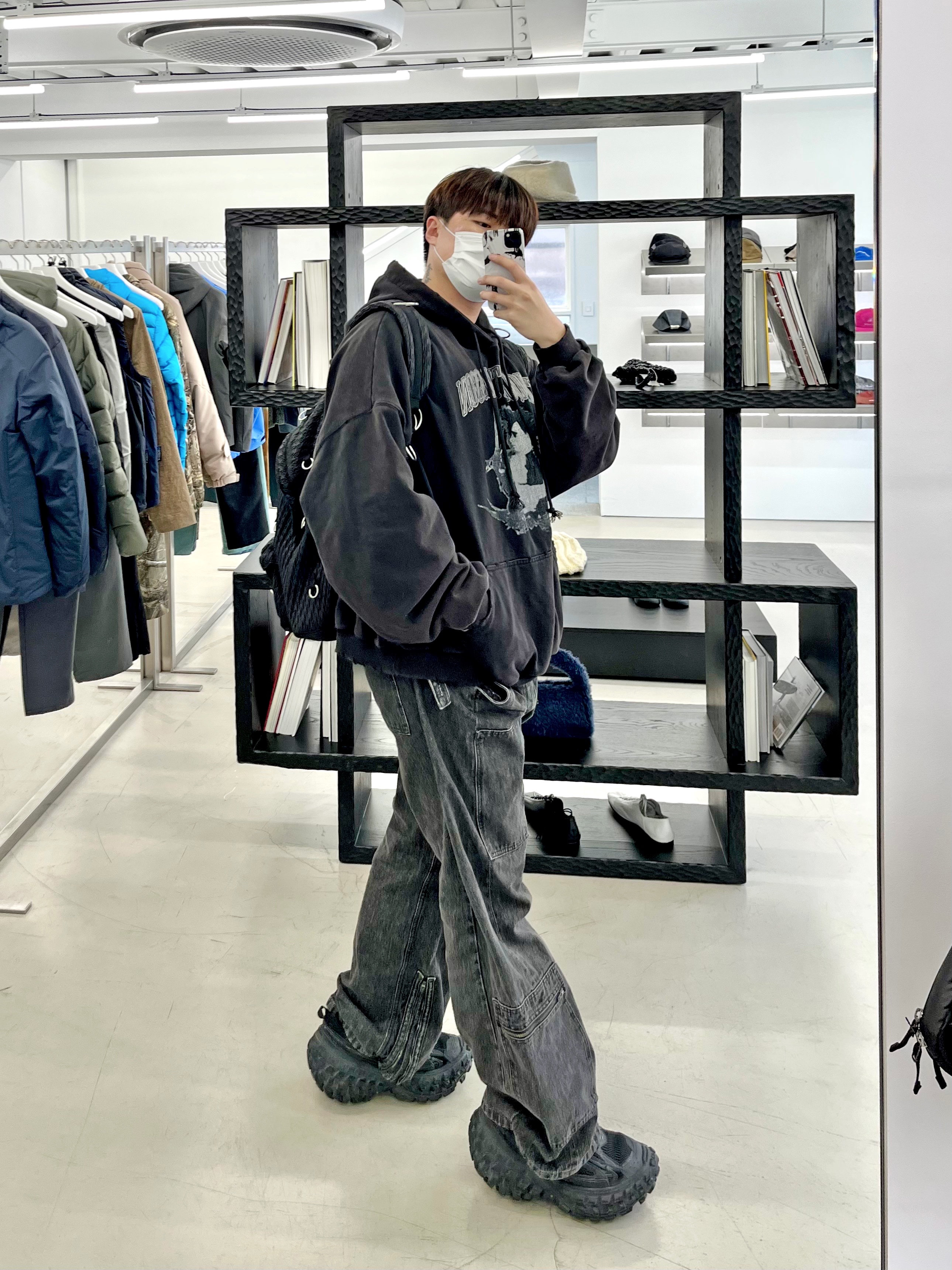 Balenciaga Defender Sneakers Black 착용 스타일