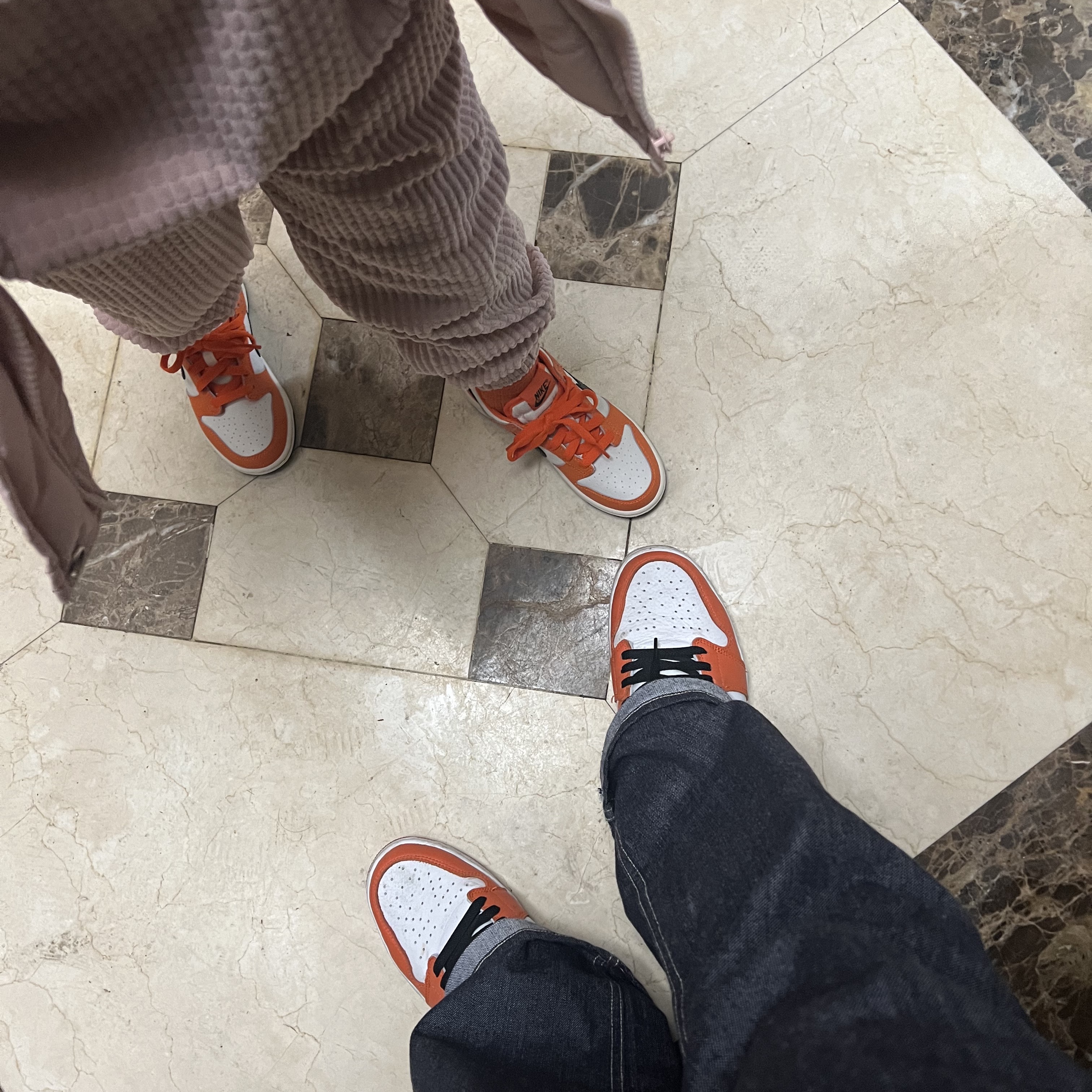 (PS) Nike Dunk Low Safety Orange, Jordan 1 Low OG Starfish 착용 스타일