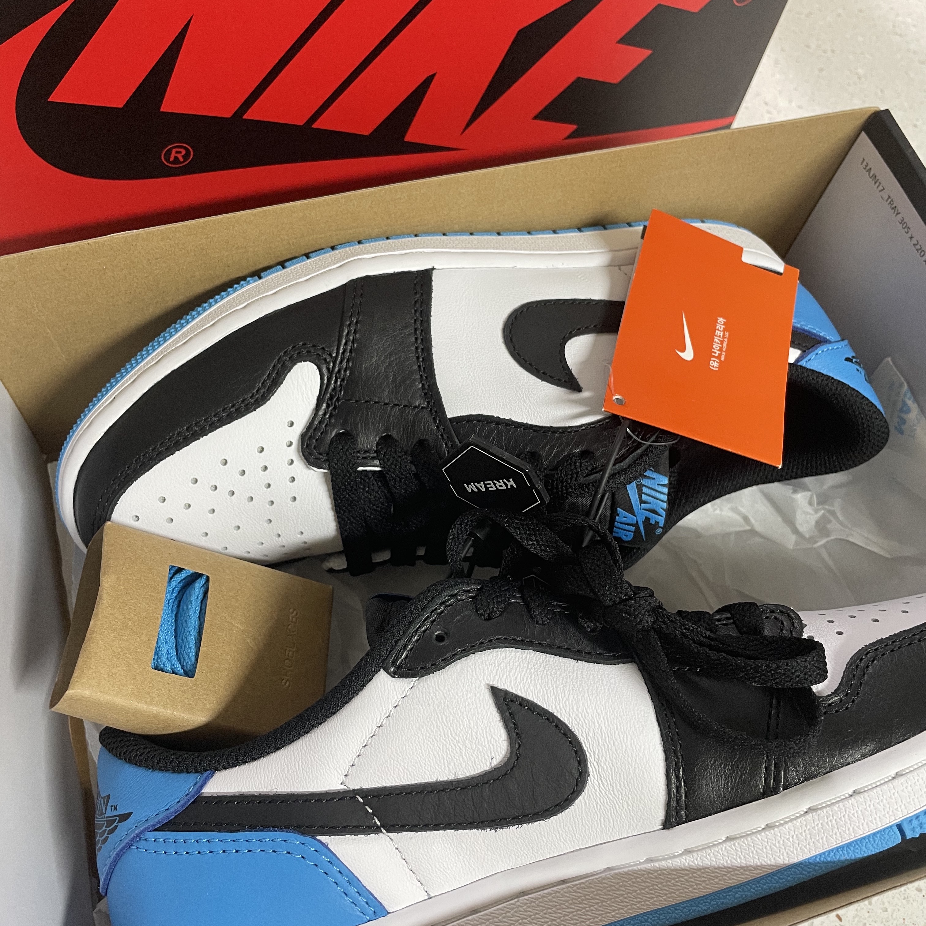 Jordan 1 Retro Low OG Black and Dark Powder Blue 착용 스타일 - 5