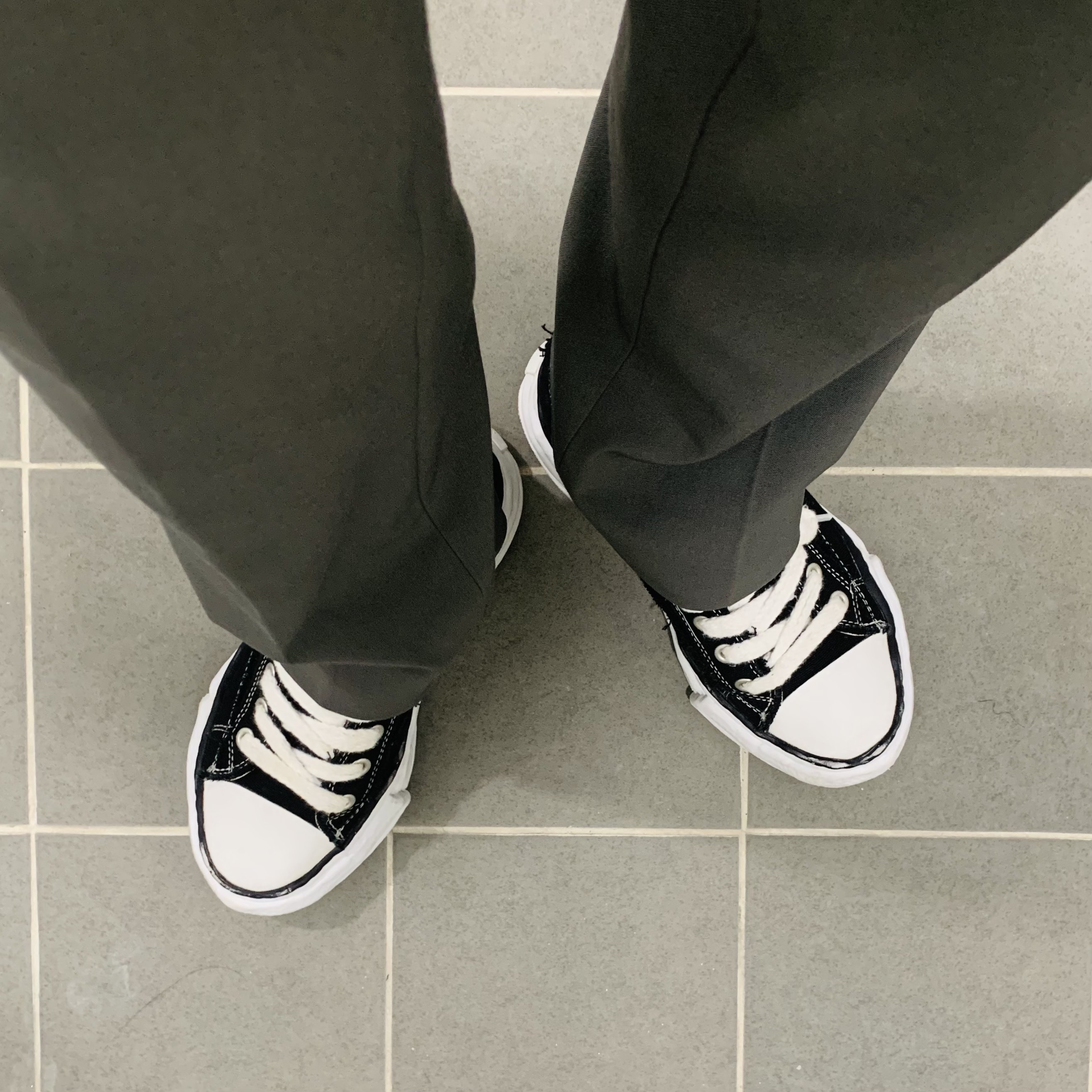 Maison Mihara Yasuhiro Peterson OG Sole Canvas Low Sneakers Black 착용 스타일
