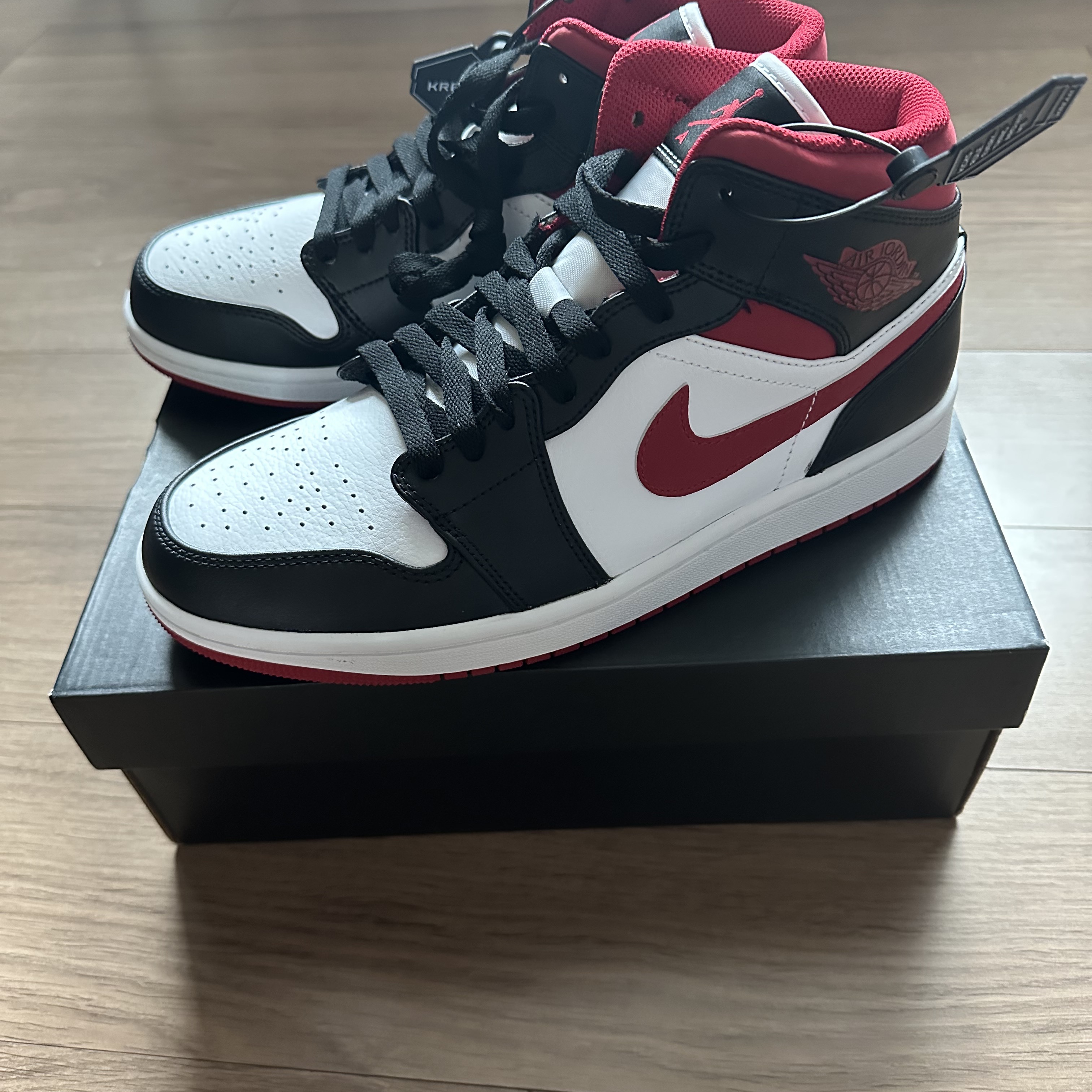 Jordan 1 Mid Gym Red Black White 착용 스타일