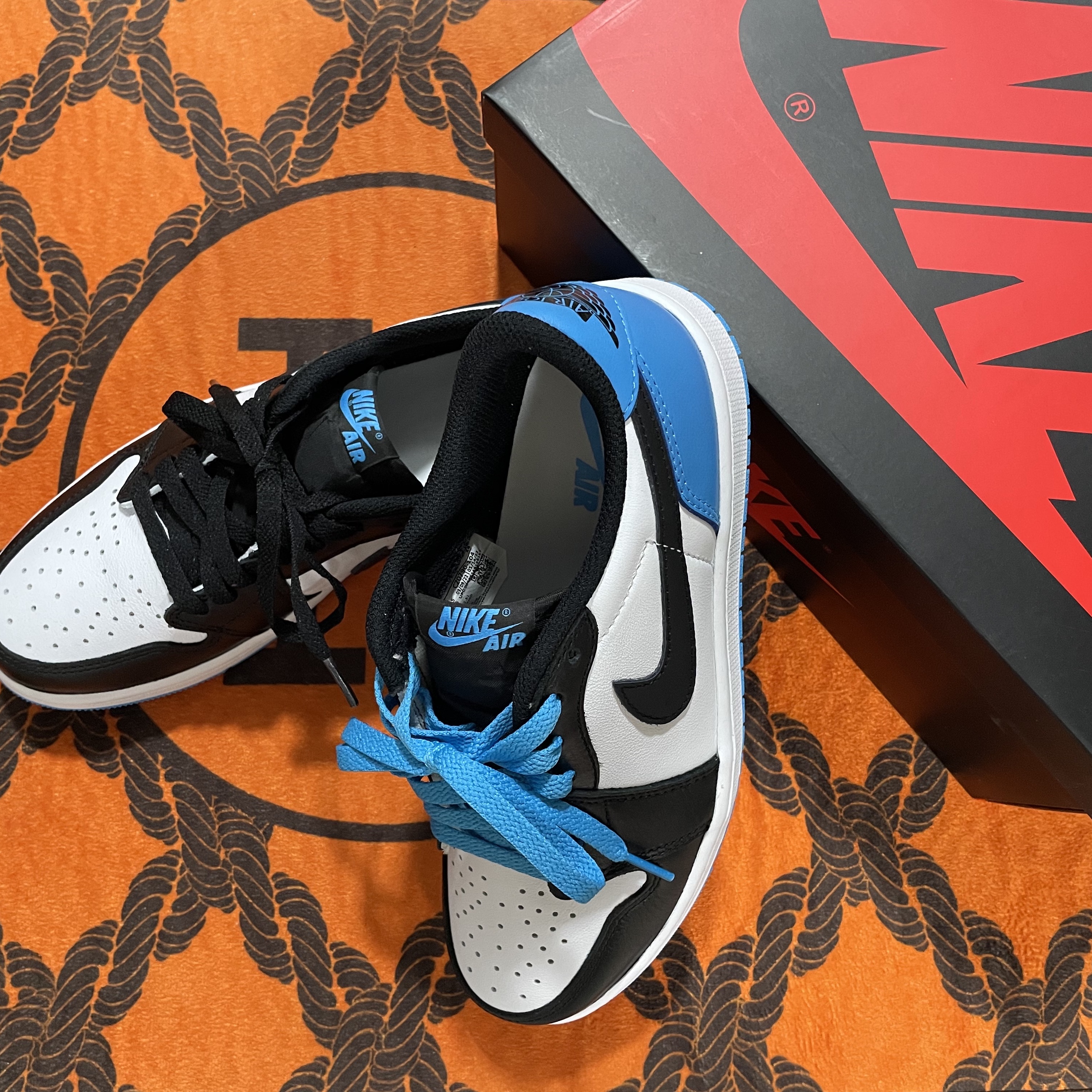 Jordan 1 Retro Low OG Black and Dark Powder Blue 착용 스타일 - 1