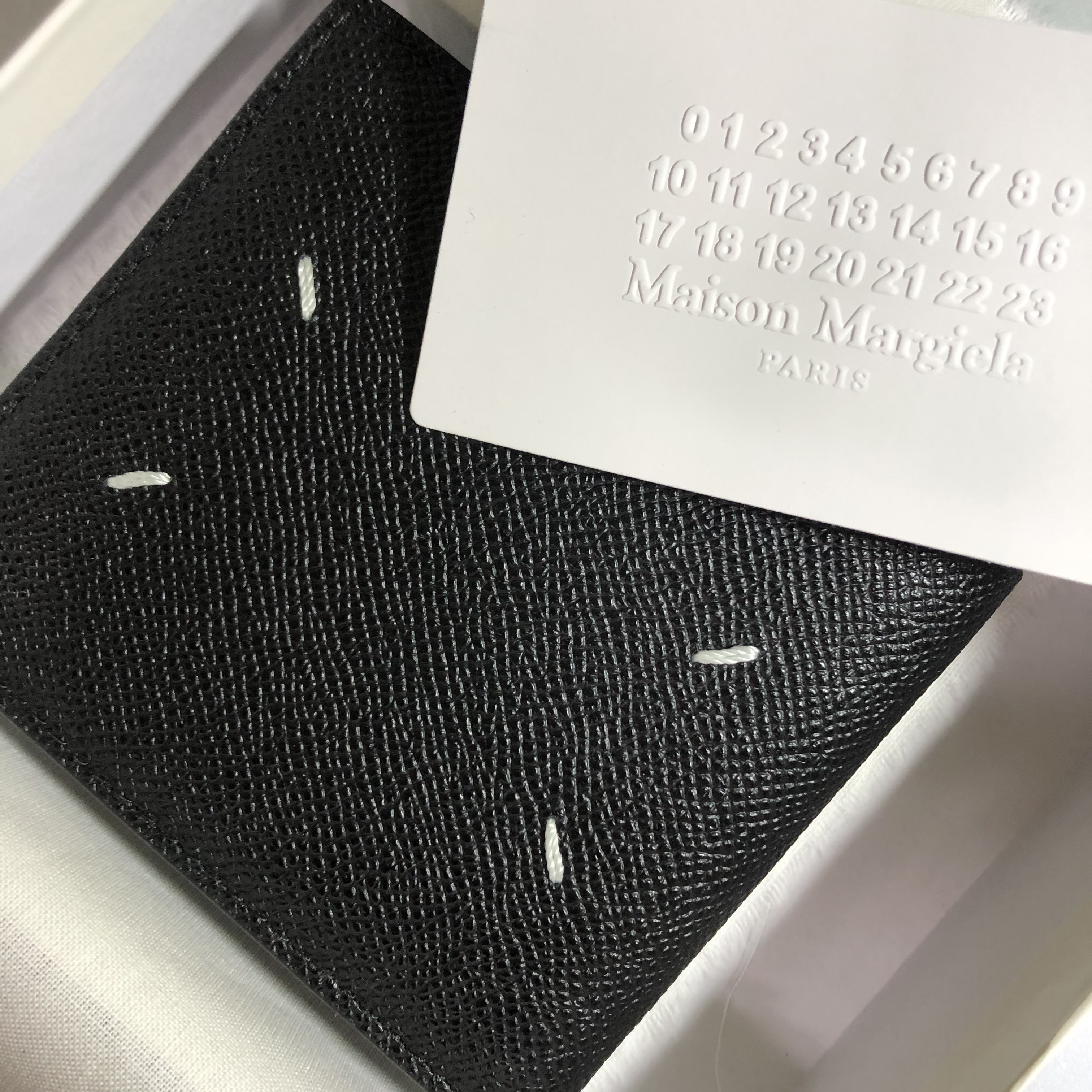 Maison Margiela Grainy Leather Bi-Fold Wallet Black 착용 스타일