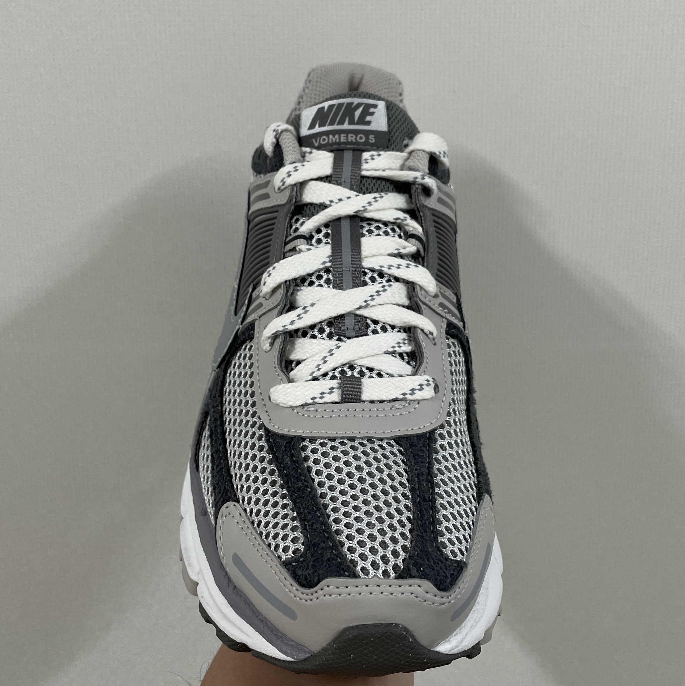Nike Zoom Vomero 5 PRM Light Iron Ore and Flat Fewter 착용 스타일 - 2
