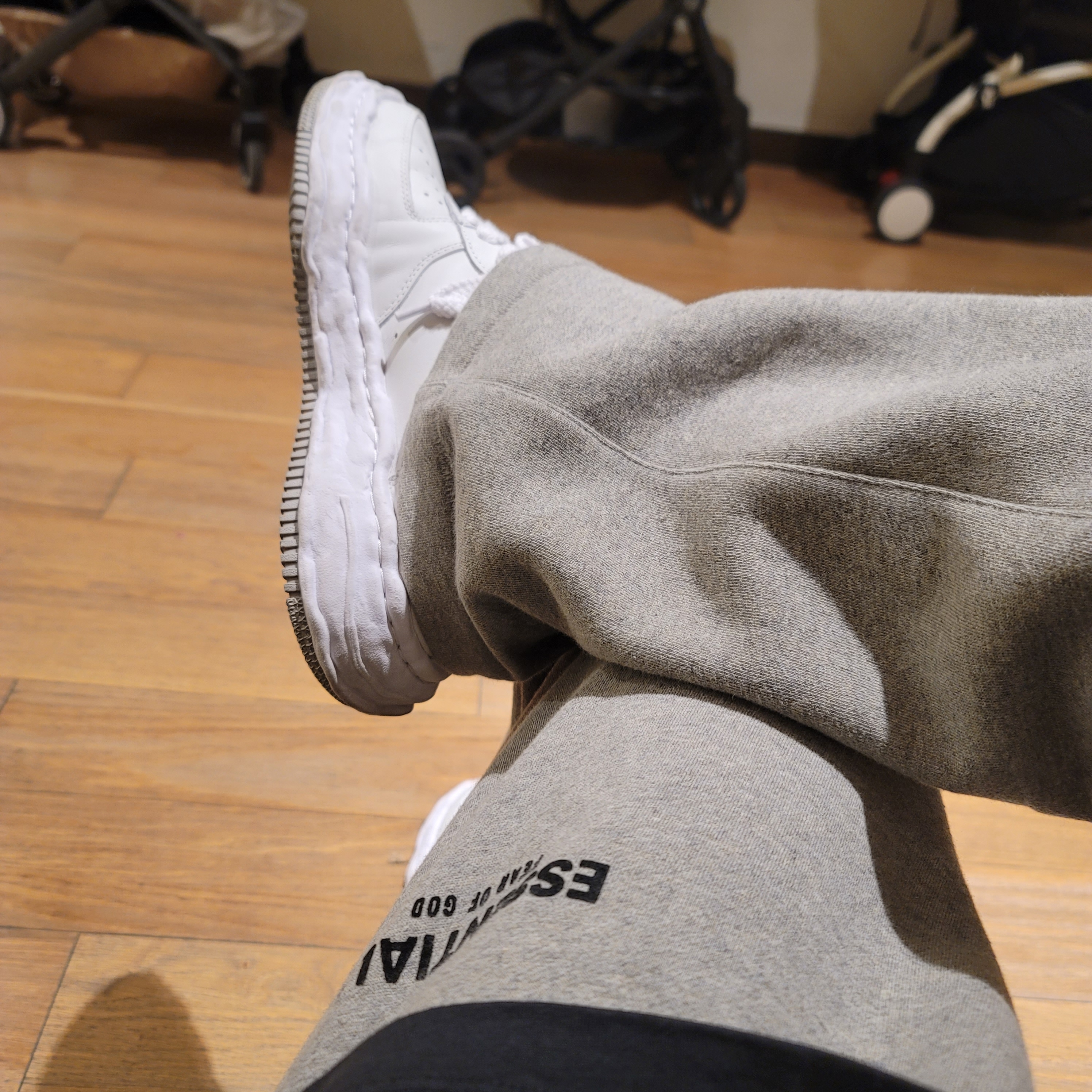 Maison Mihara Yasuhiro Wayne OG Sole Leather Low-top Sneakers White, Essentials The Core Collection Relaxed Sweatpants Dark Oatmeal 착용 스타일