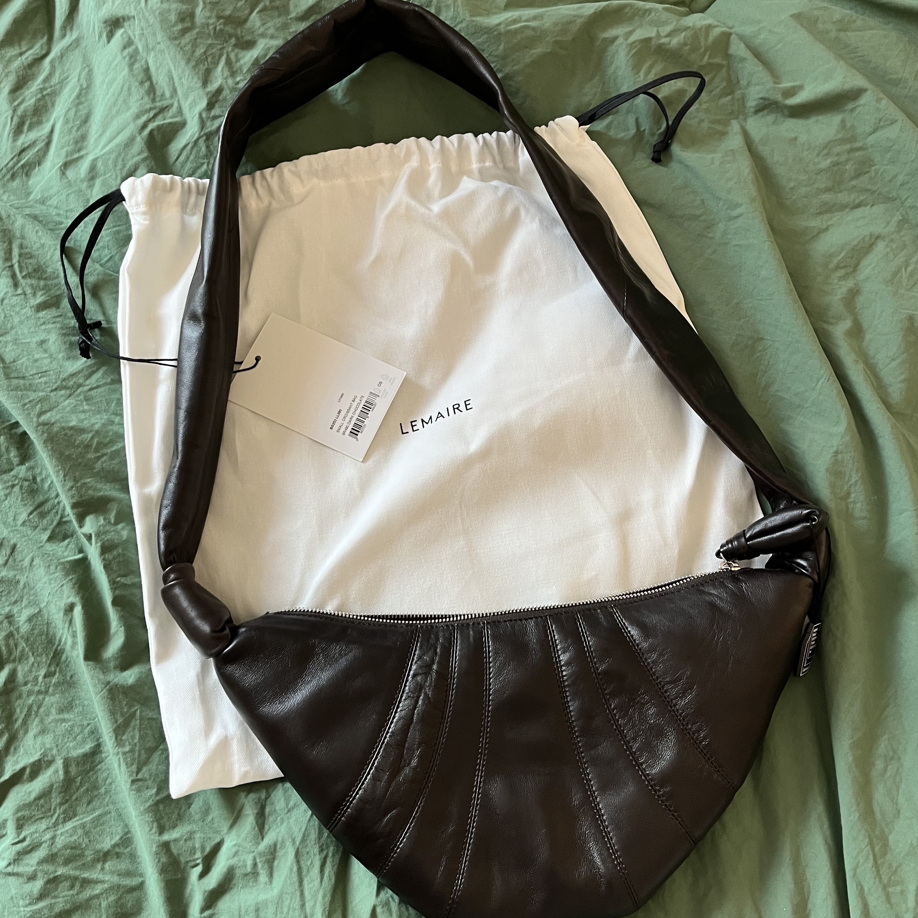 Lemaire Small Croissant Bag Soft Nappa Leather Dark Chocolate 착용 스타일 - 1