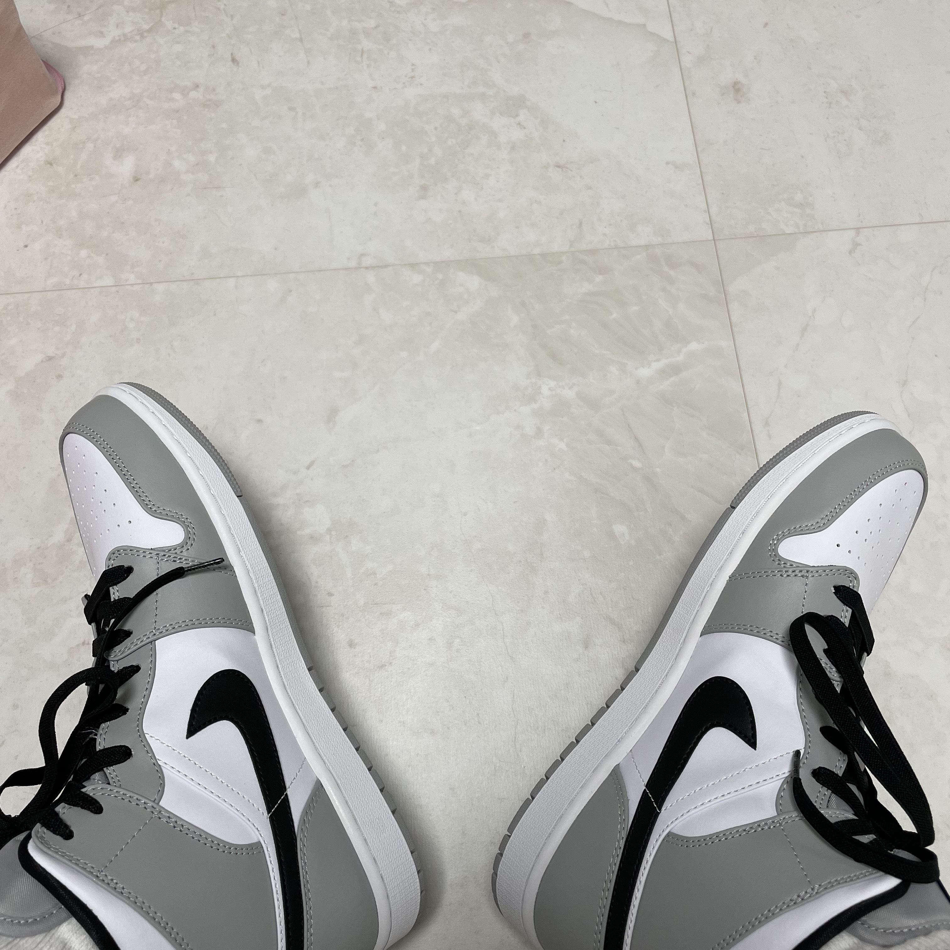 Jordan 1 Mid Light Smoke Grey 착용 스타일