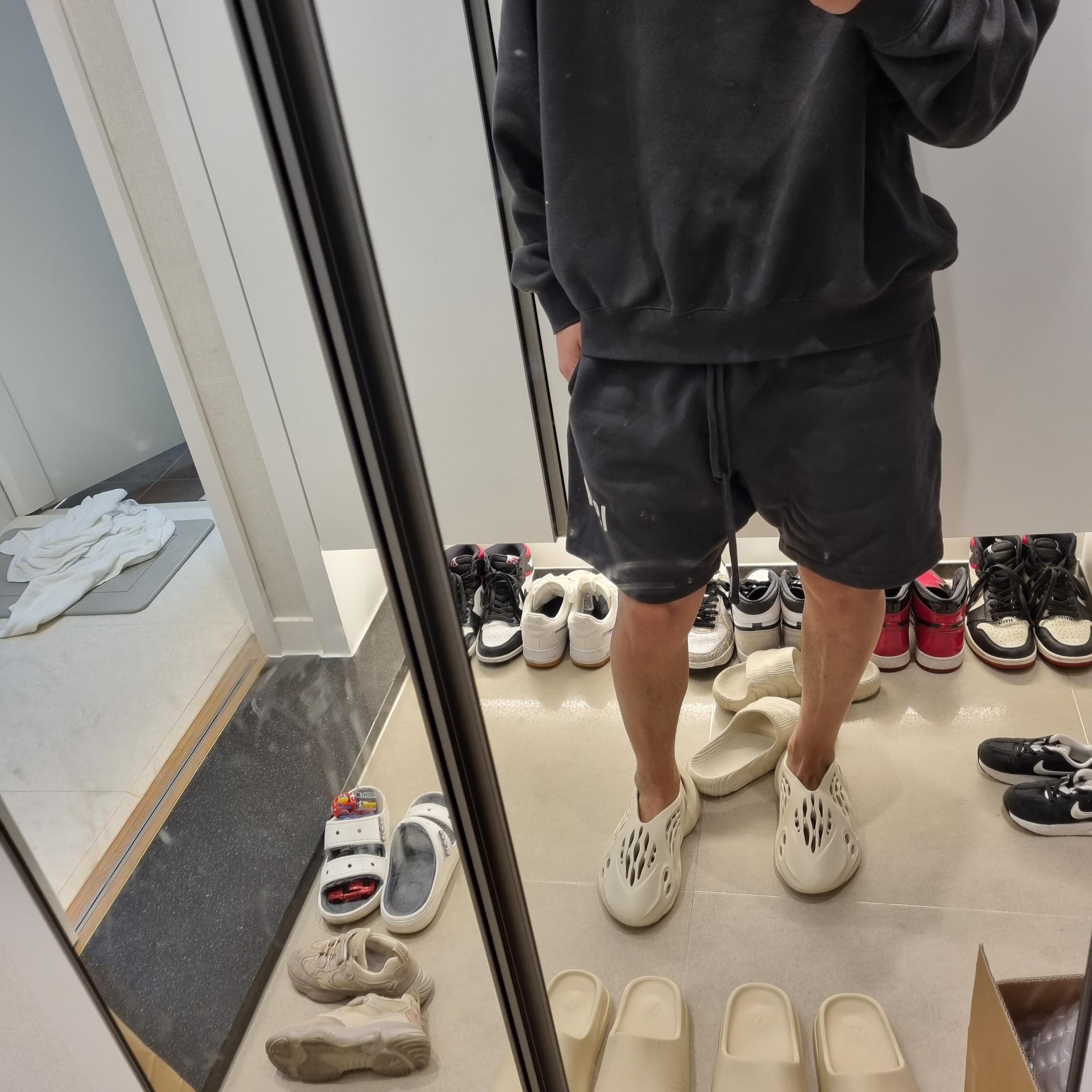 Adidas Yeezy Foam RNNR Sand, Essentials 1977 Shorts Iron - 22SS 착용 스타일
