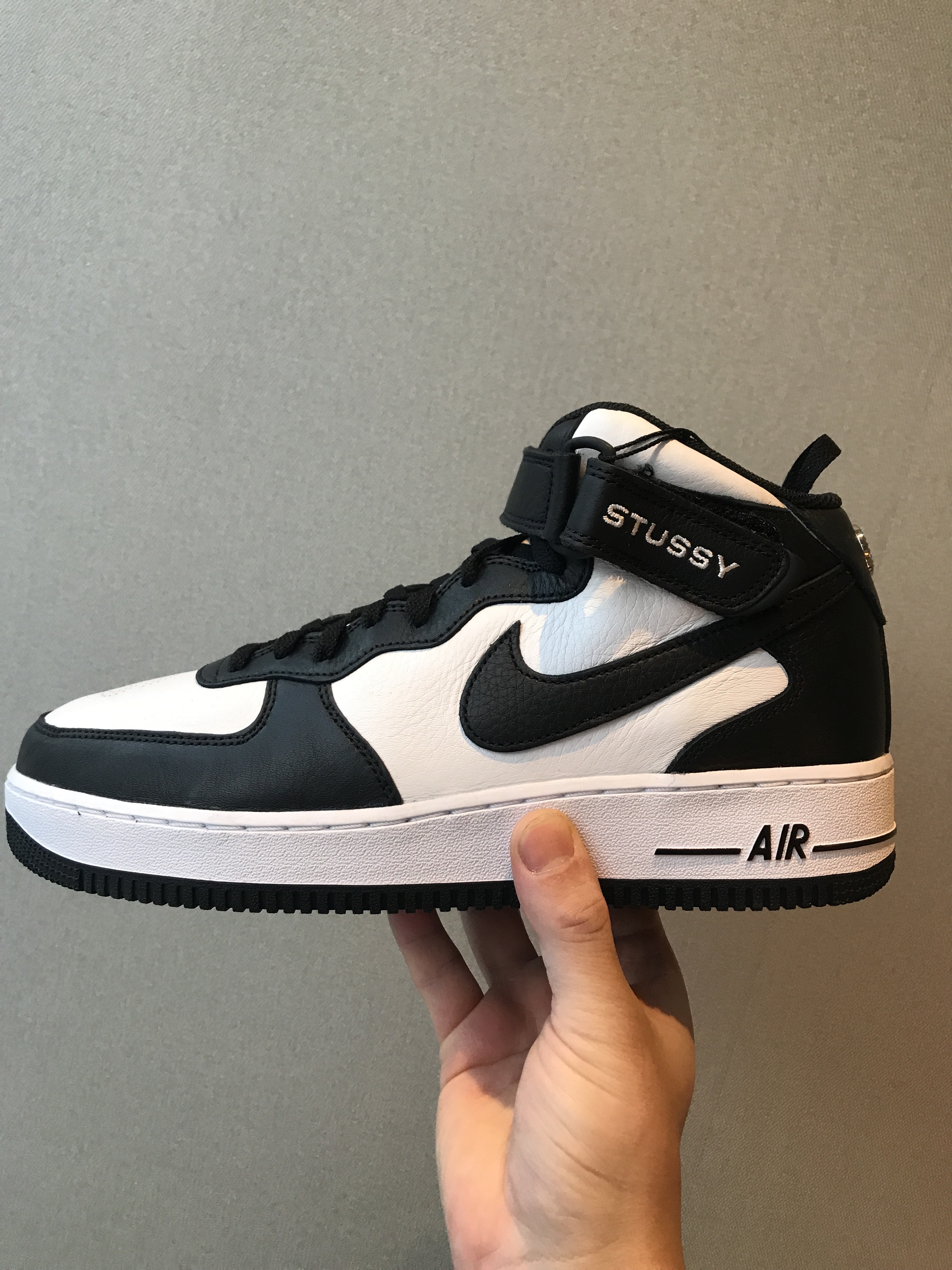 Nike x Stussy Air Force 1 '07 Mid SP Black and Light Bone 착용 스타일 - 1