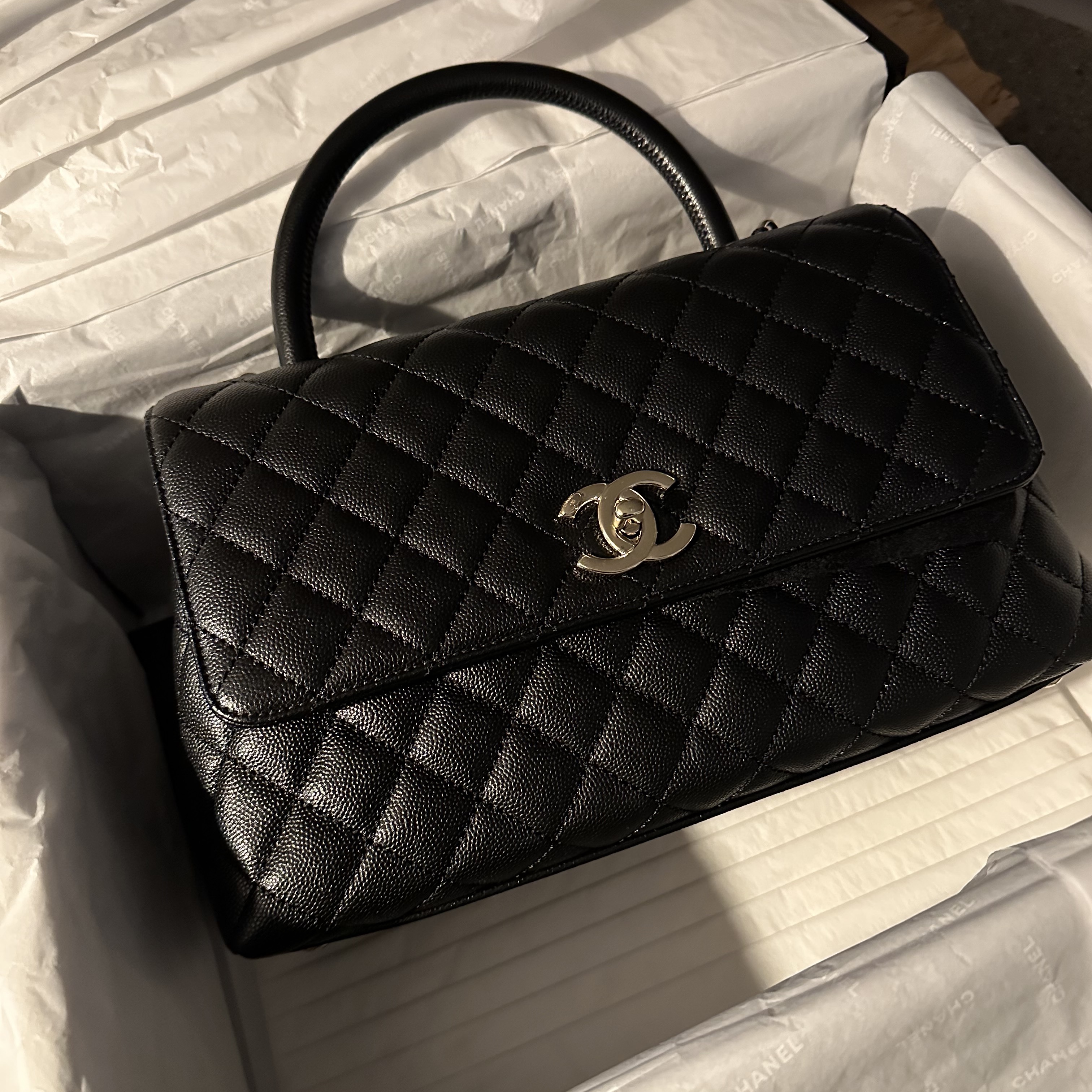 Chanel Large Flap Bag with Top Handle Grained Calfskin & Gold Black 착용 스타일