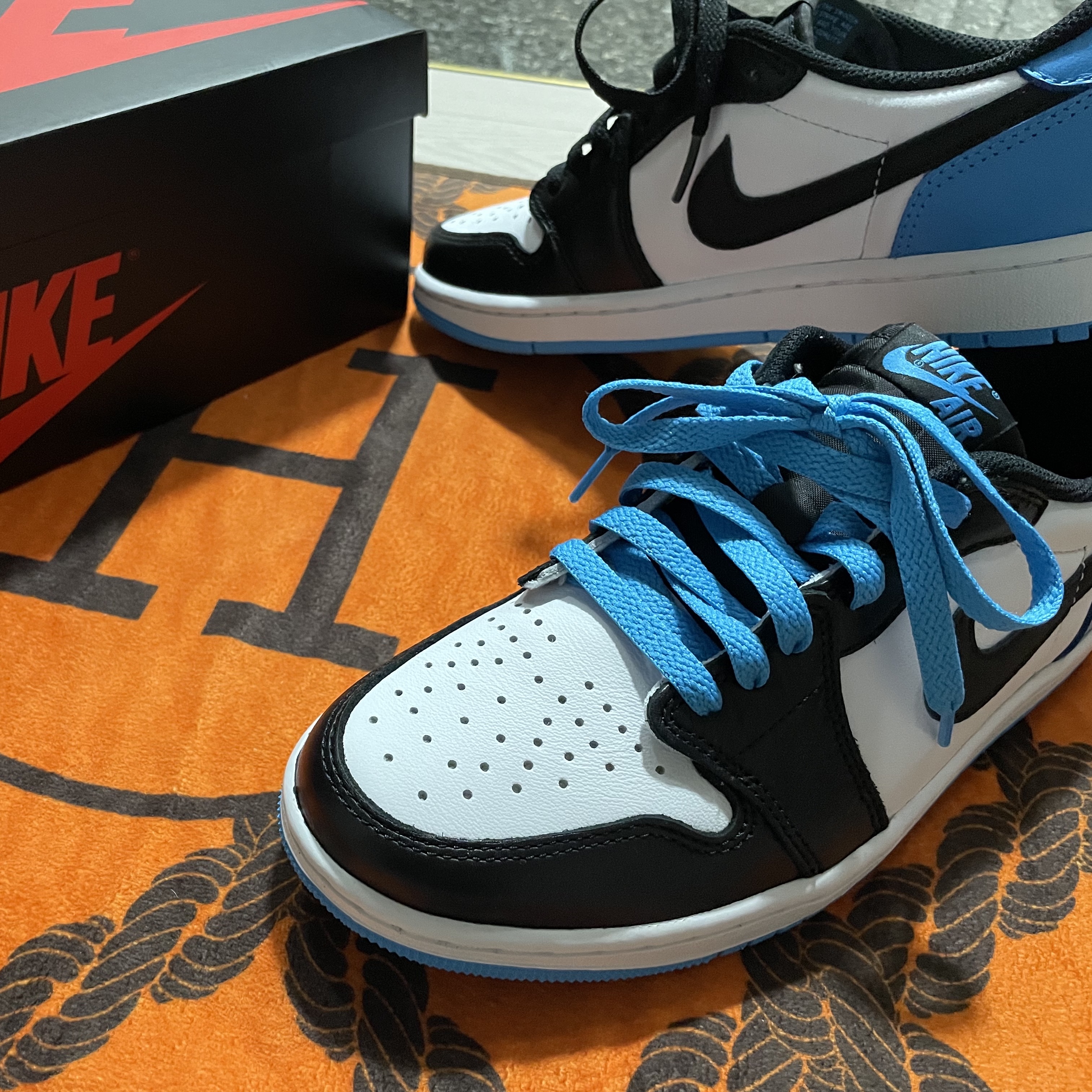 Jordan 1 Retro Low OG Black and Dark Powder Blue 착용 스타일 - 4