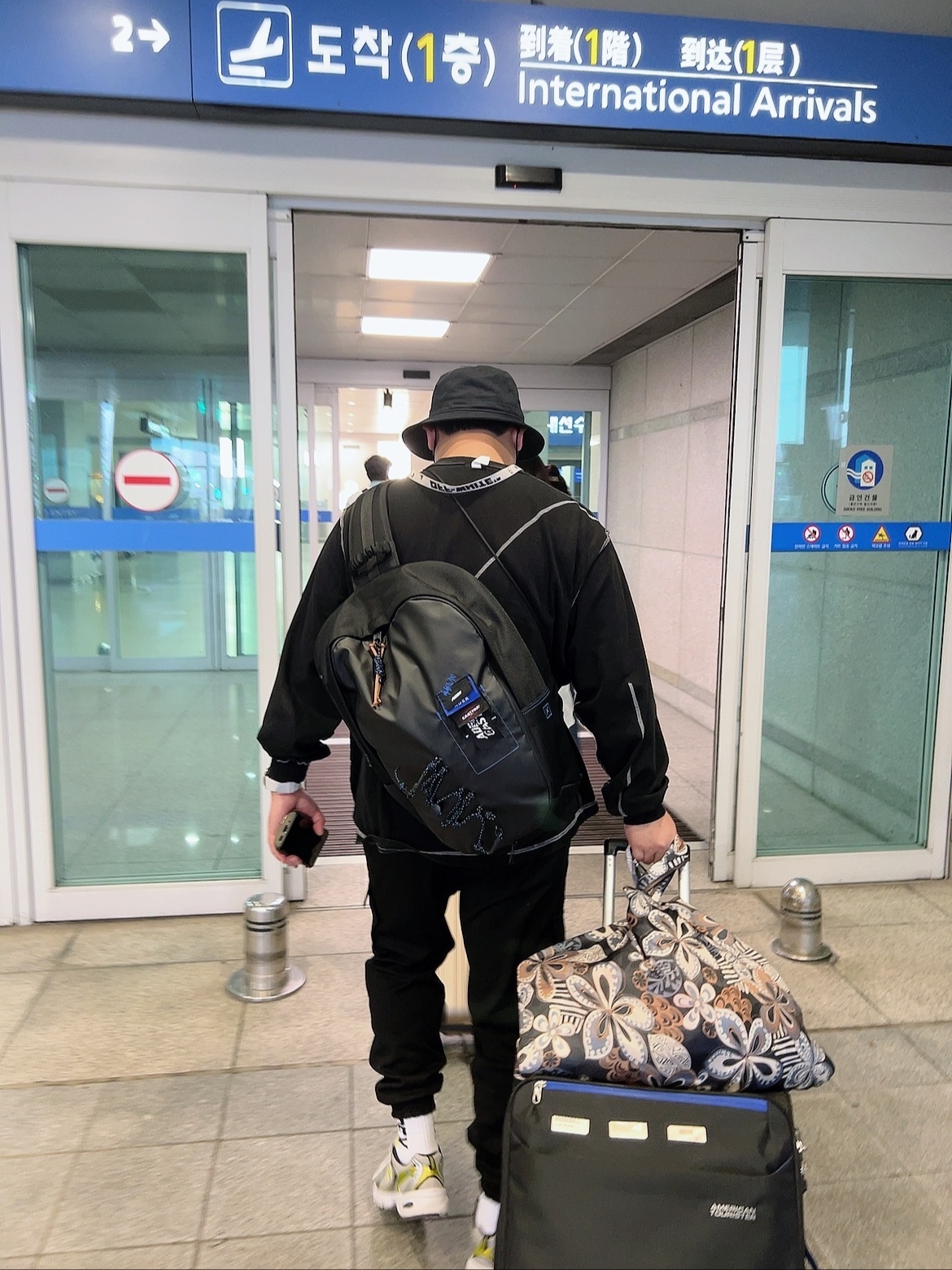 Ader Error x Eastpak Up-Down Sling Black, New Balance 530 Silver 착용 스타일