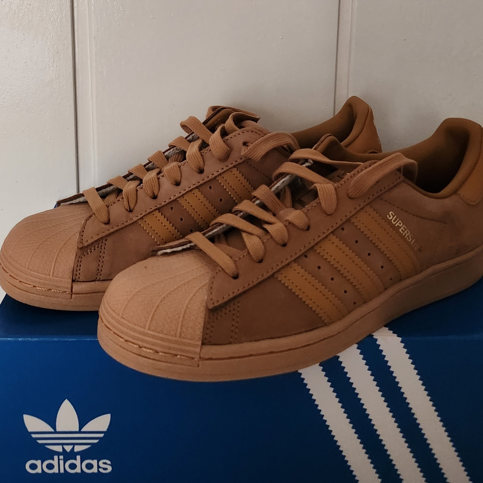 Adidas Superstar Mesa Brown 착용 스타일