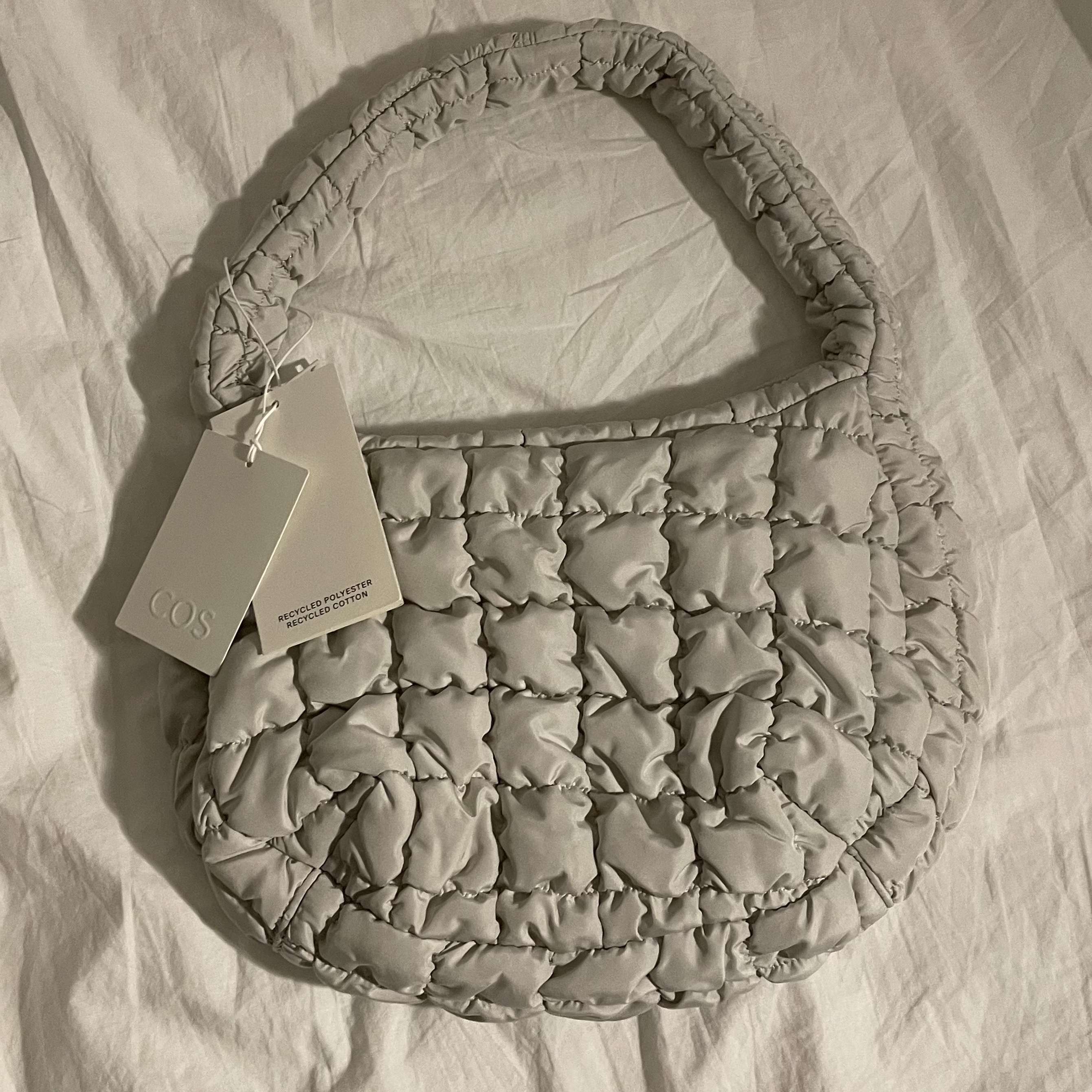 COS Quilted Mini Bag Light Grey 착용 스타일 - 3