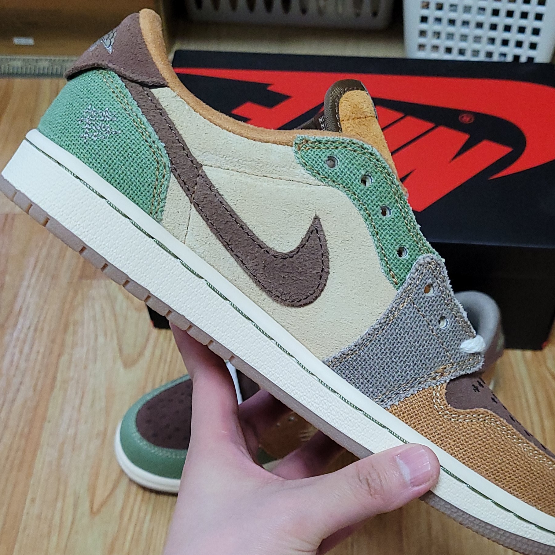 Jordan 1 x Zion Williamson Retro Low OG Flax and Oil Green 착용 스타일 - 1