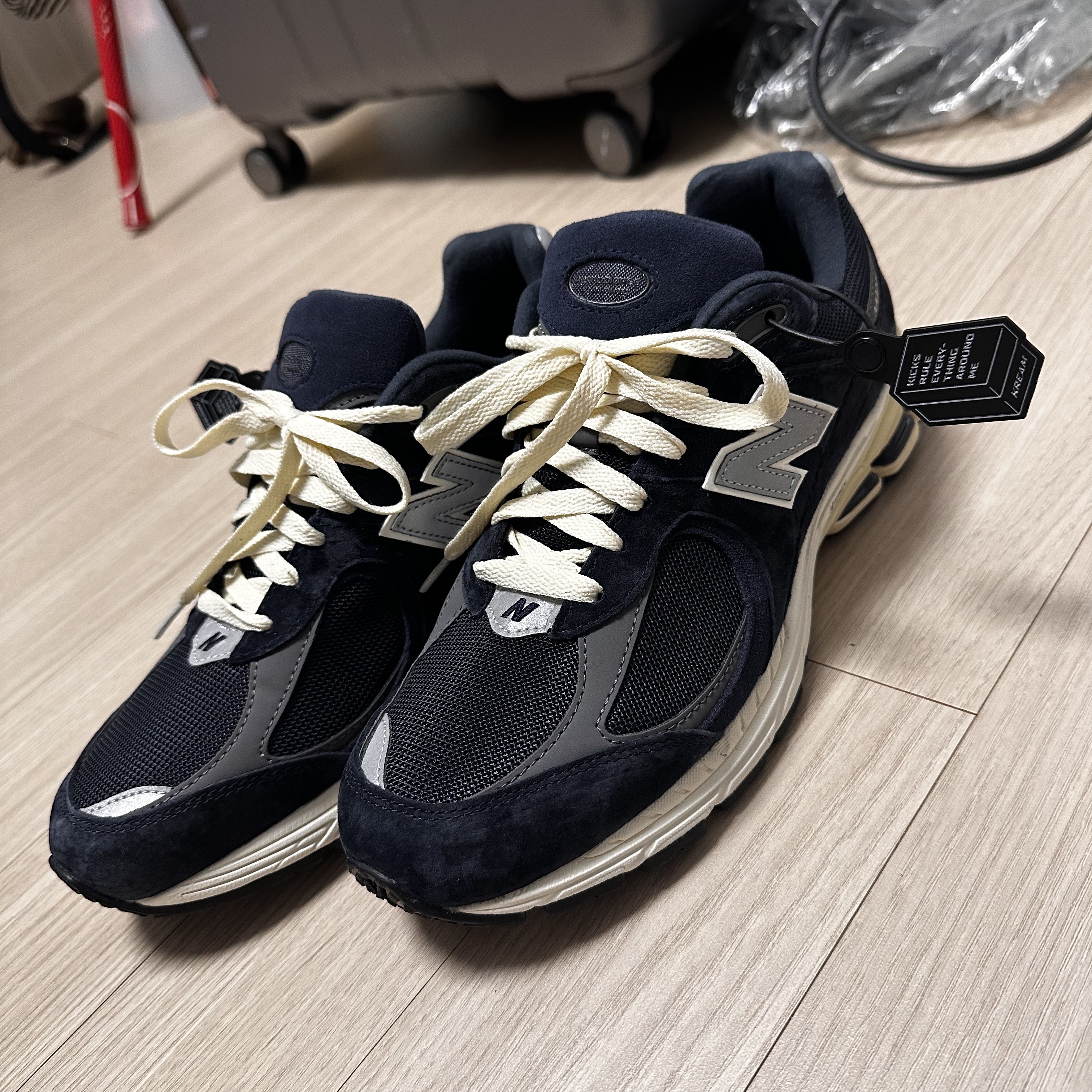 New Balance 2002R Eclipse Castlerock 착용 스타일