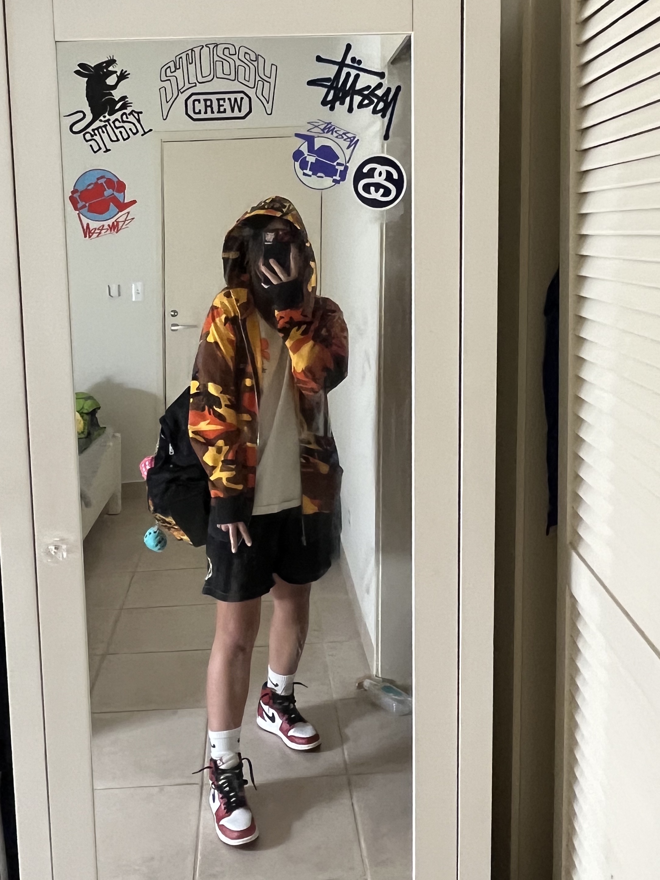 (GS) Jordan 1 Retro High OG Chicago 2015, Stussy Flower T-Shirt Smoke 착용 스타일 - 1