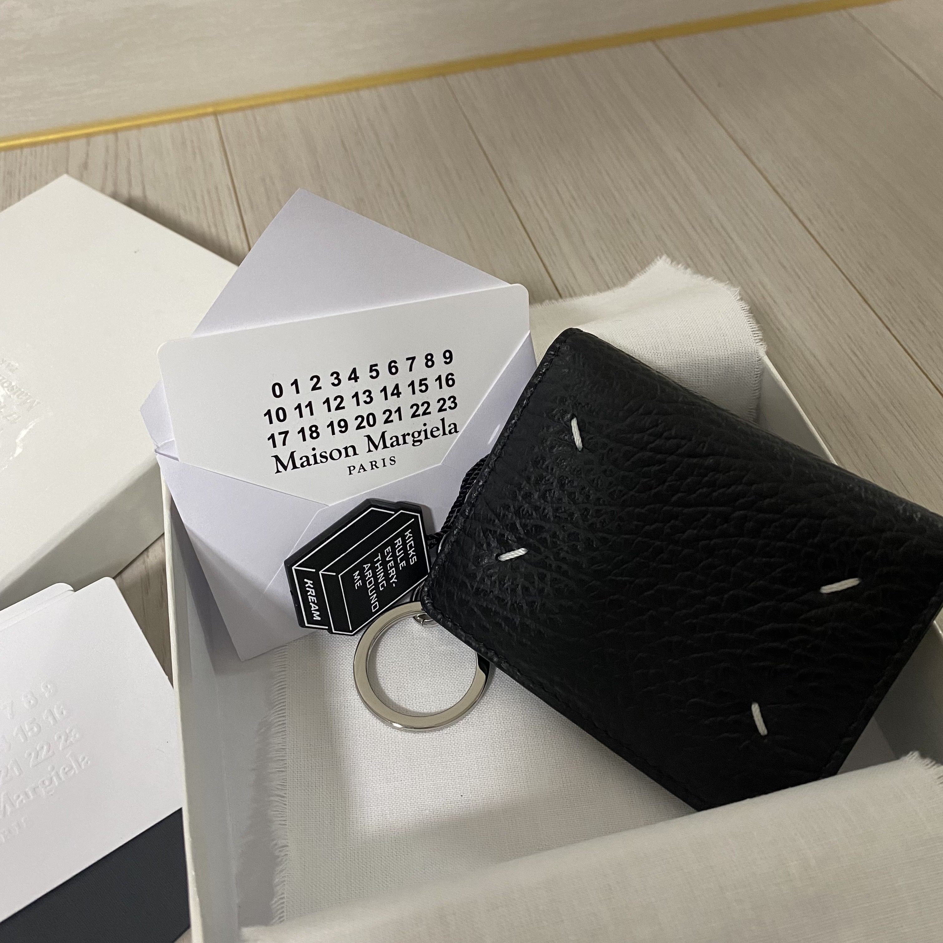 Maison Margiela Keyring Wallet Black 착용 스타일 - 1