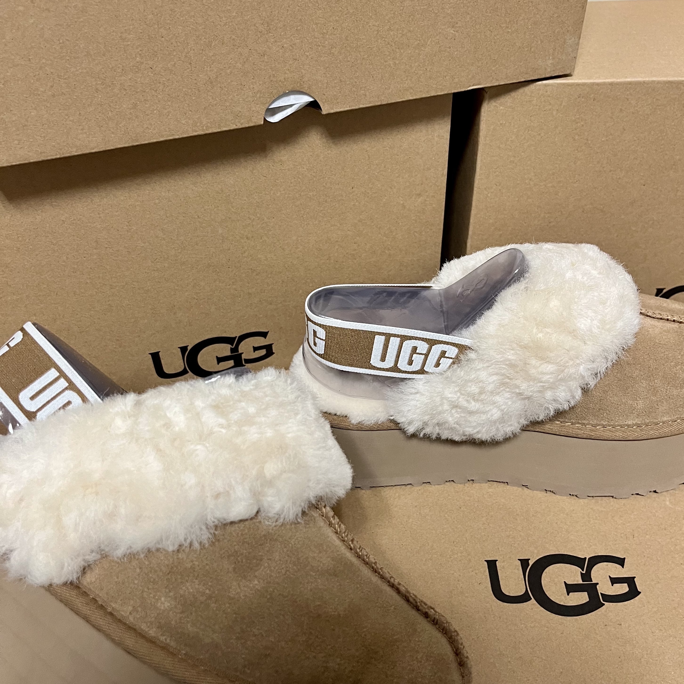 (W) UGG Funkette Slides Chestnut 착용 스타일 - 2