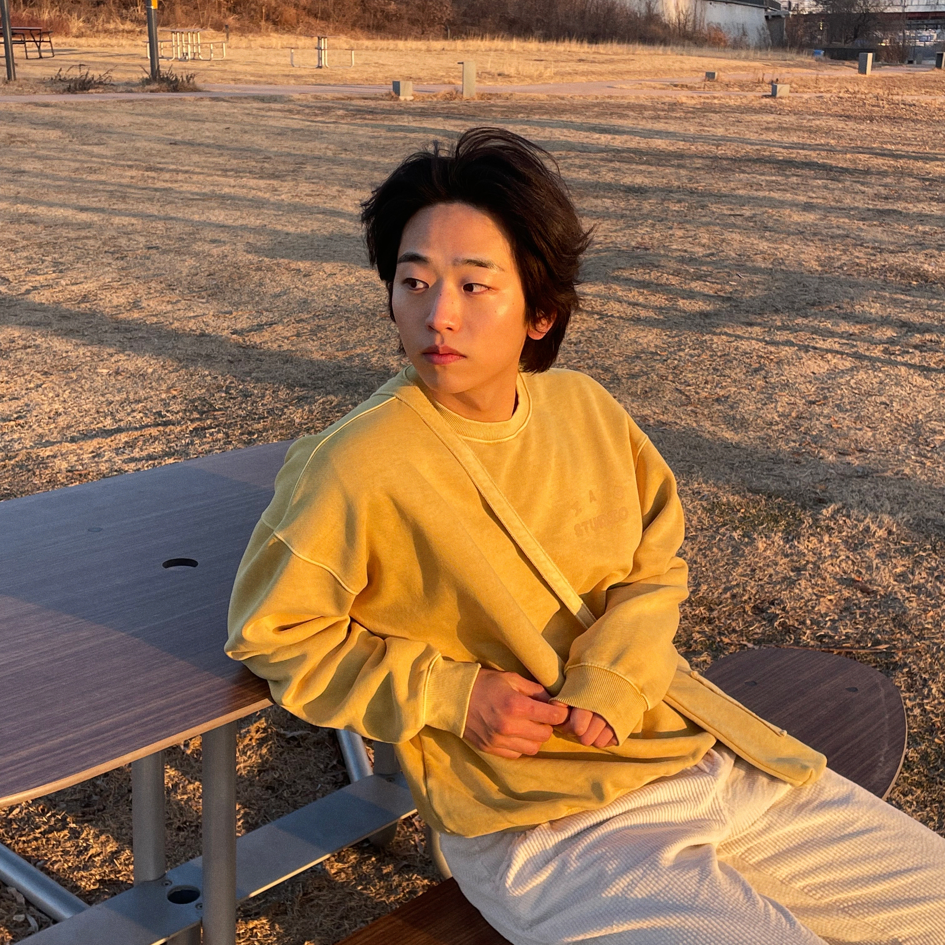IAB Studio Pigment Sweatshirt & Mini Bag Mustard 착용 스타일 - 1