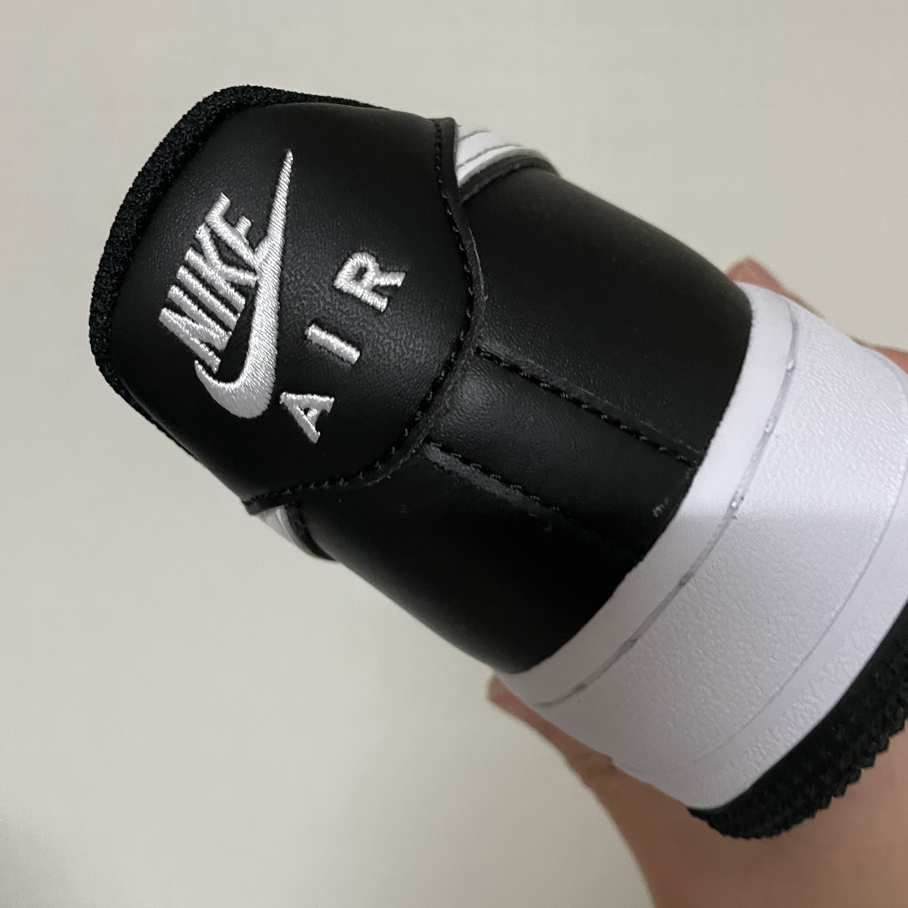 Nike Air Force 1 '07 Black White 착용 스타일 - 4