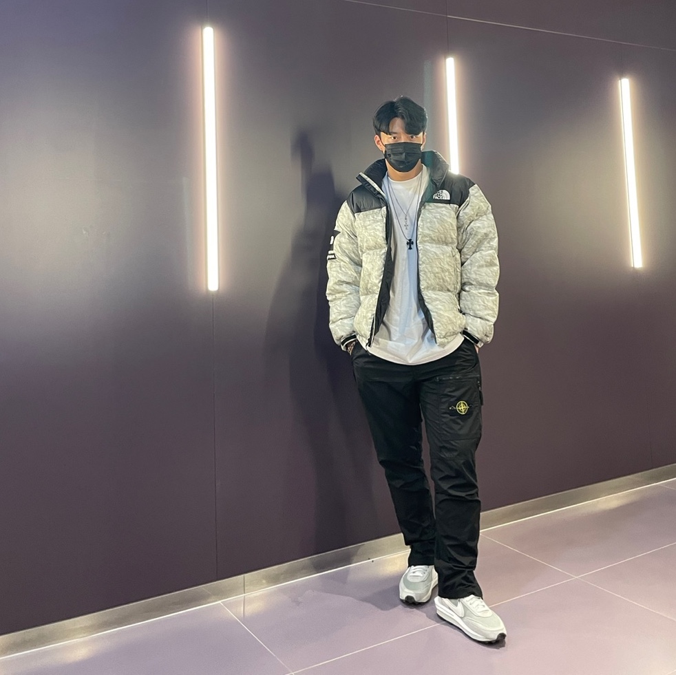 Nike x Sacai x Fragment LDWaffle Light Smoke Grey, Supreme x The North Face Paper Print Nuptse Jacket - 19FW 착용 스타일 - 1