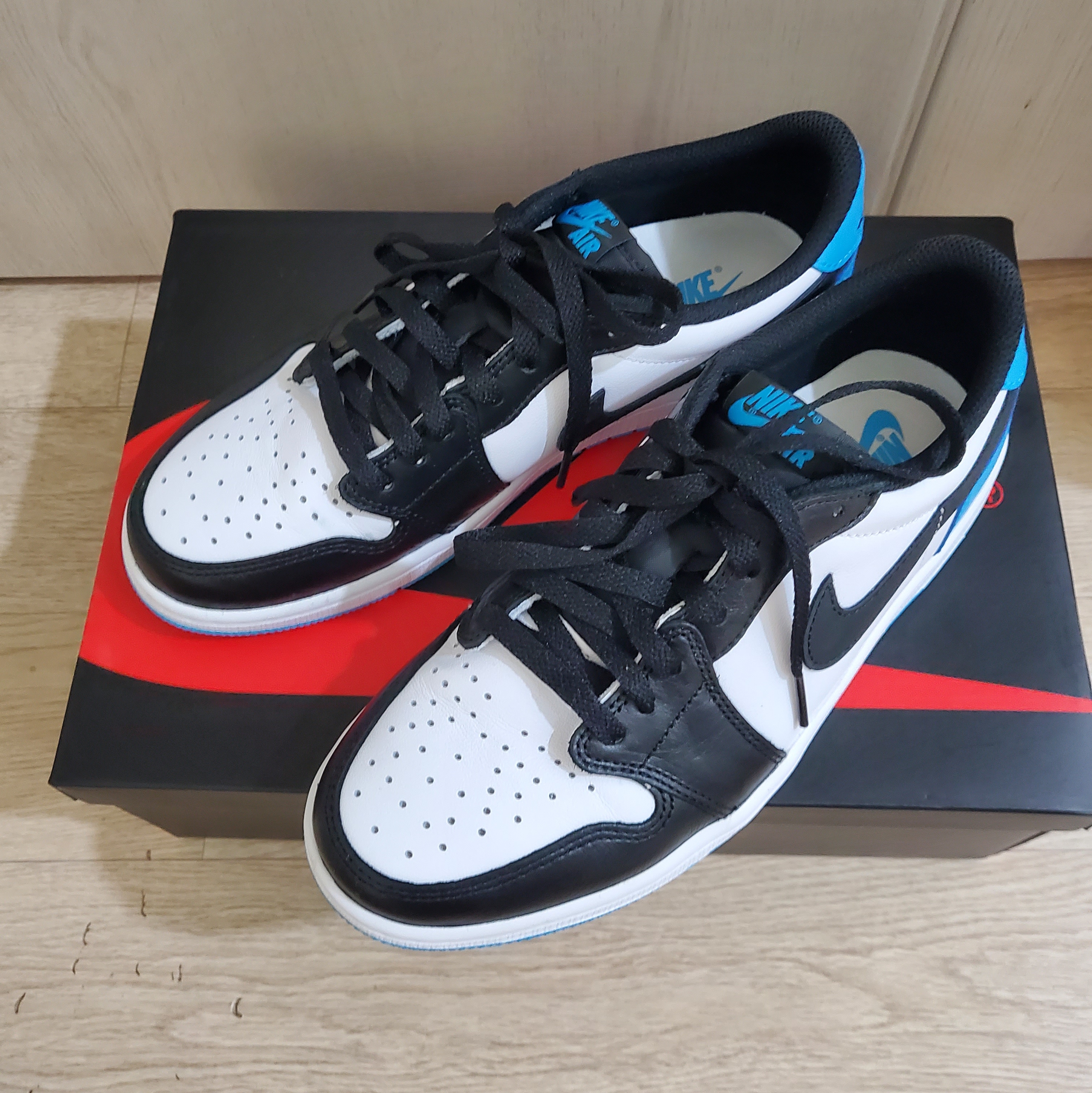 Jordan 1 Retro Low OG Black and Dark Powder Blue 착용 스타일