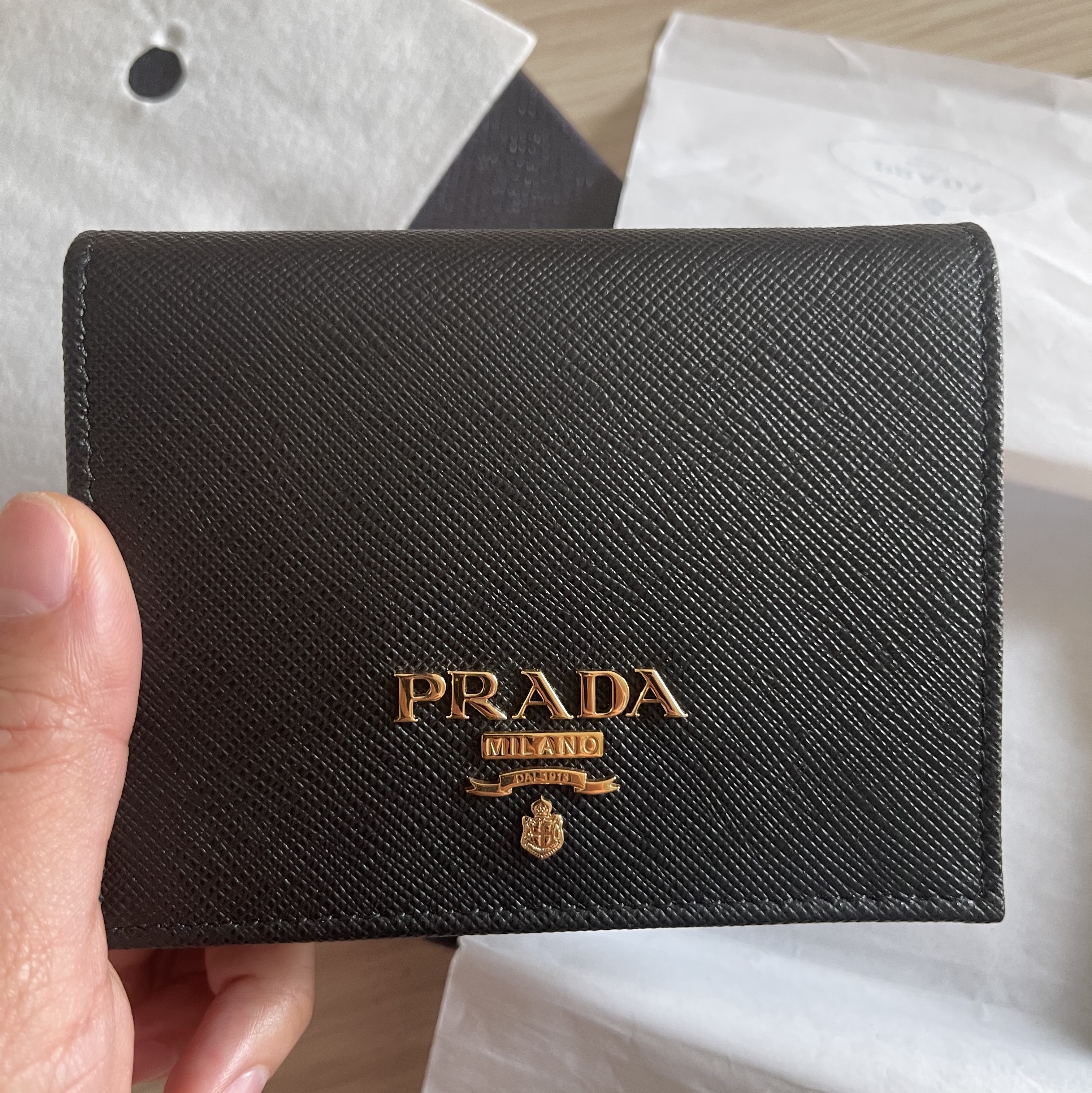 Prada Saffiano Metal Logo Wallet Black 착용 스타일 - 3