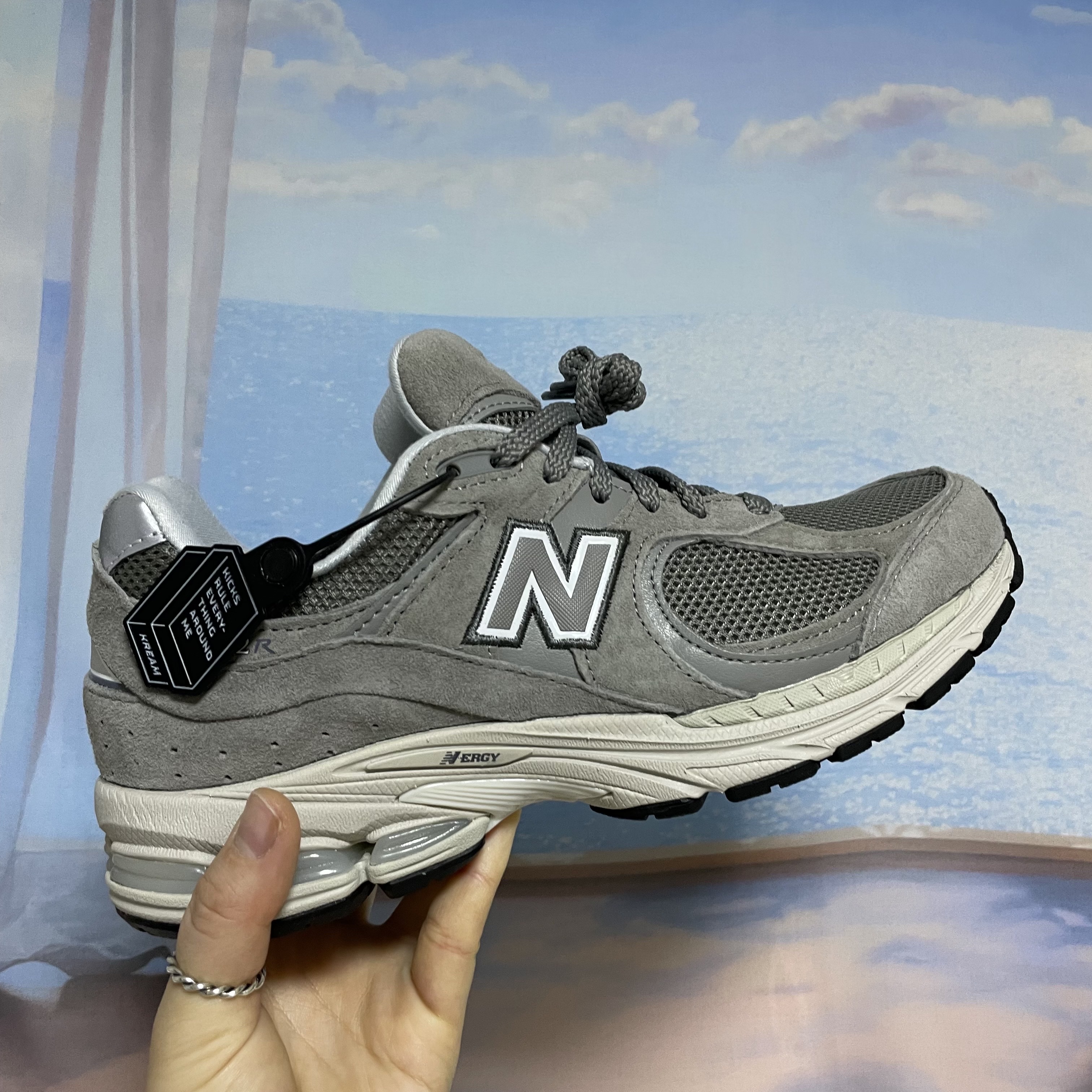 New Balance 2002R Grey 착용 스타일