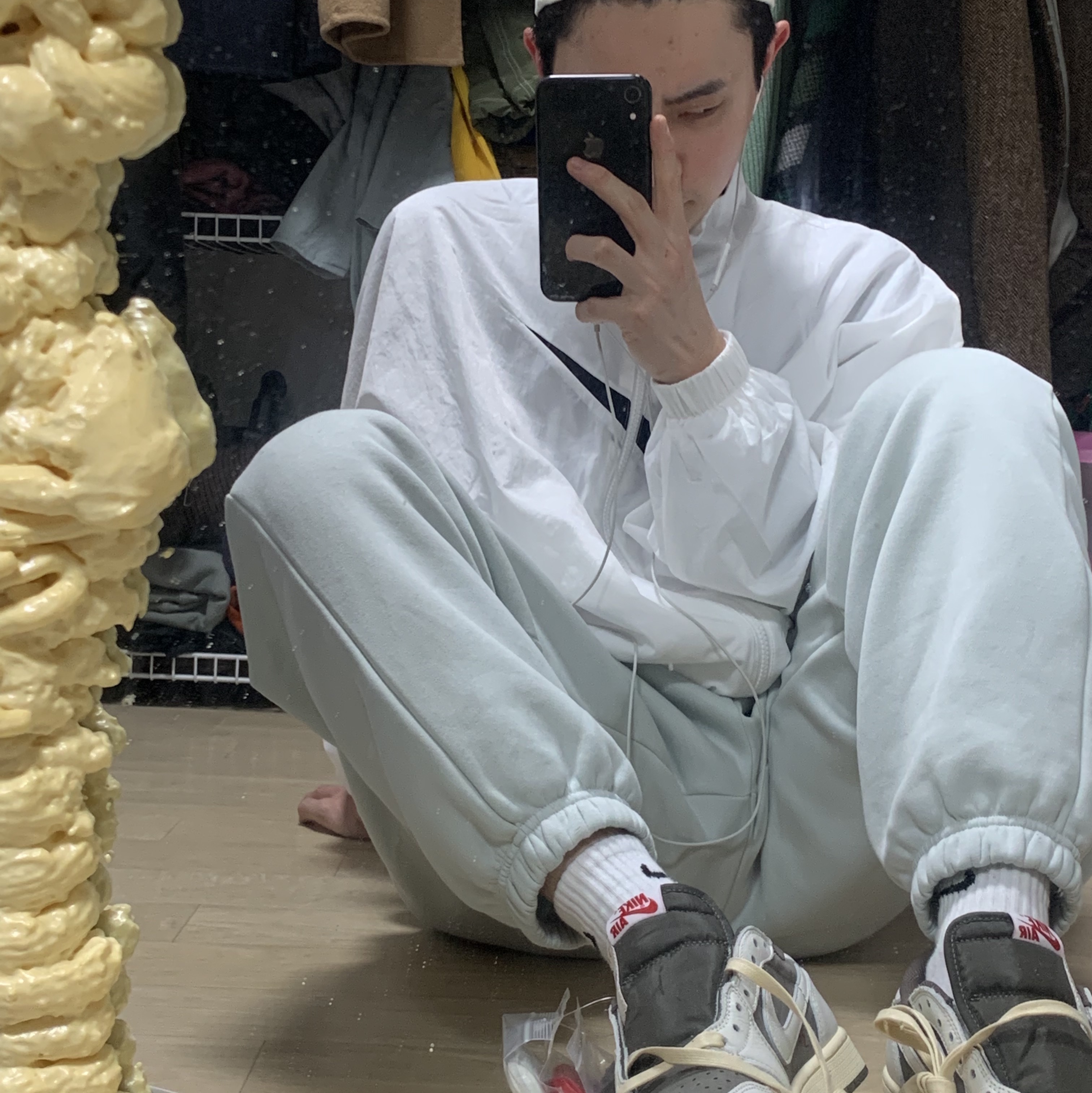 Jordan 1 x Travis Scott Retro Low OG SP Sail and Ridgerock 착용 스타일 - 2