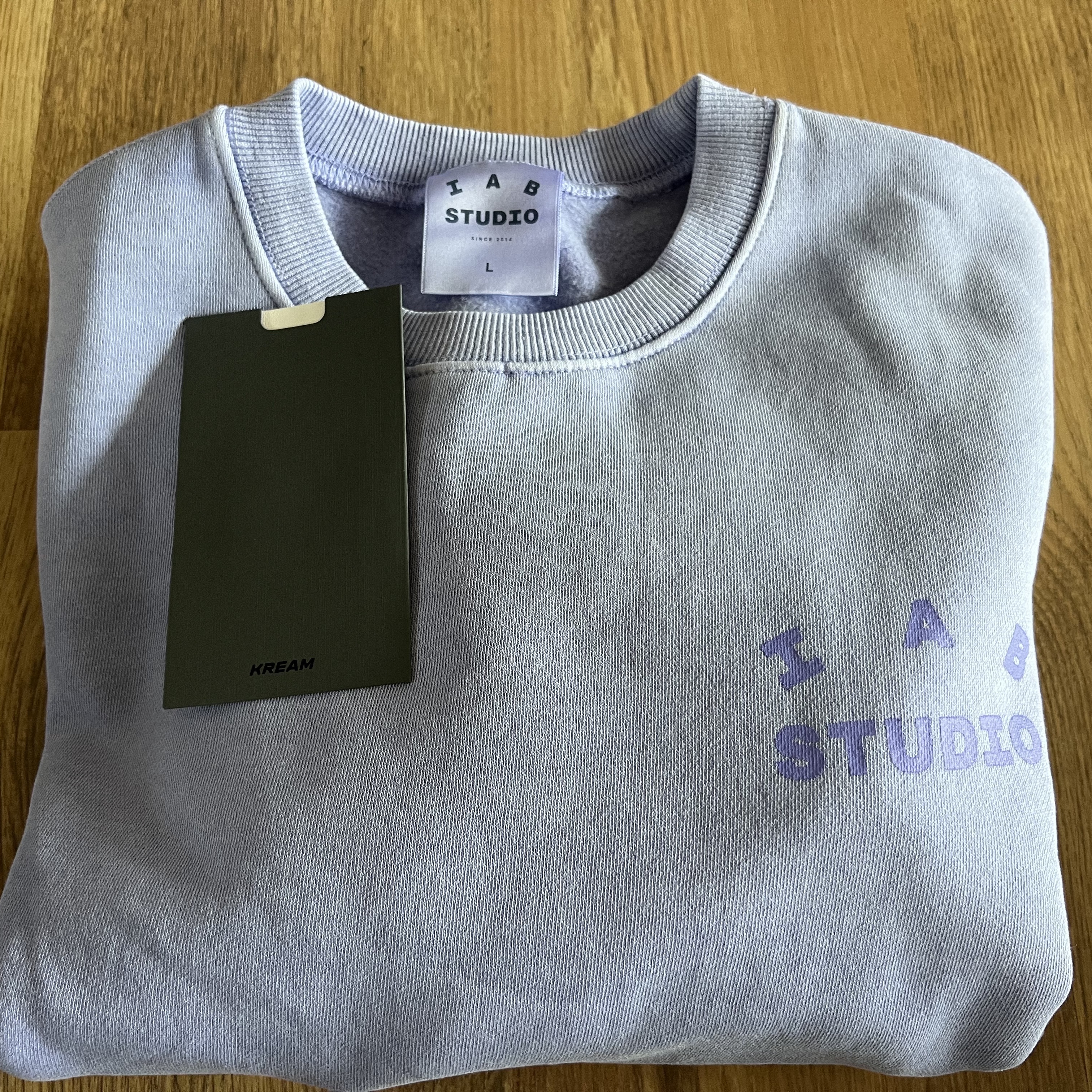 IAB Studio Pigment Sweatshirt & Mini Bag Lavender 착용 스타일