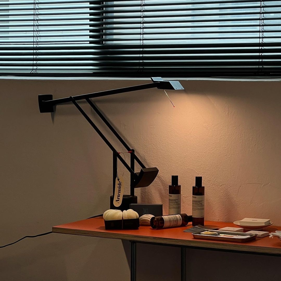 Artemide Tizio Black 착용 스타일