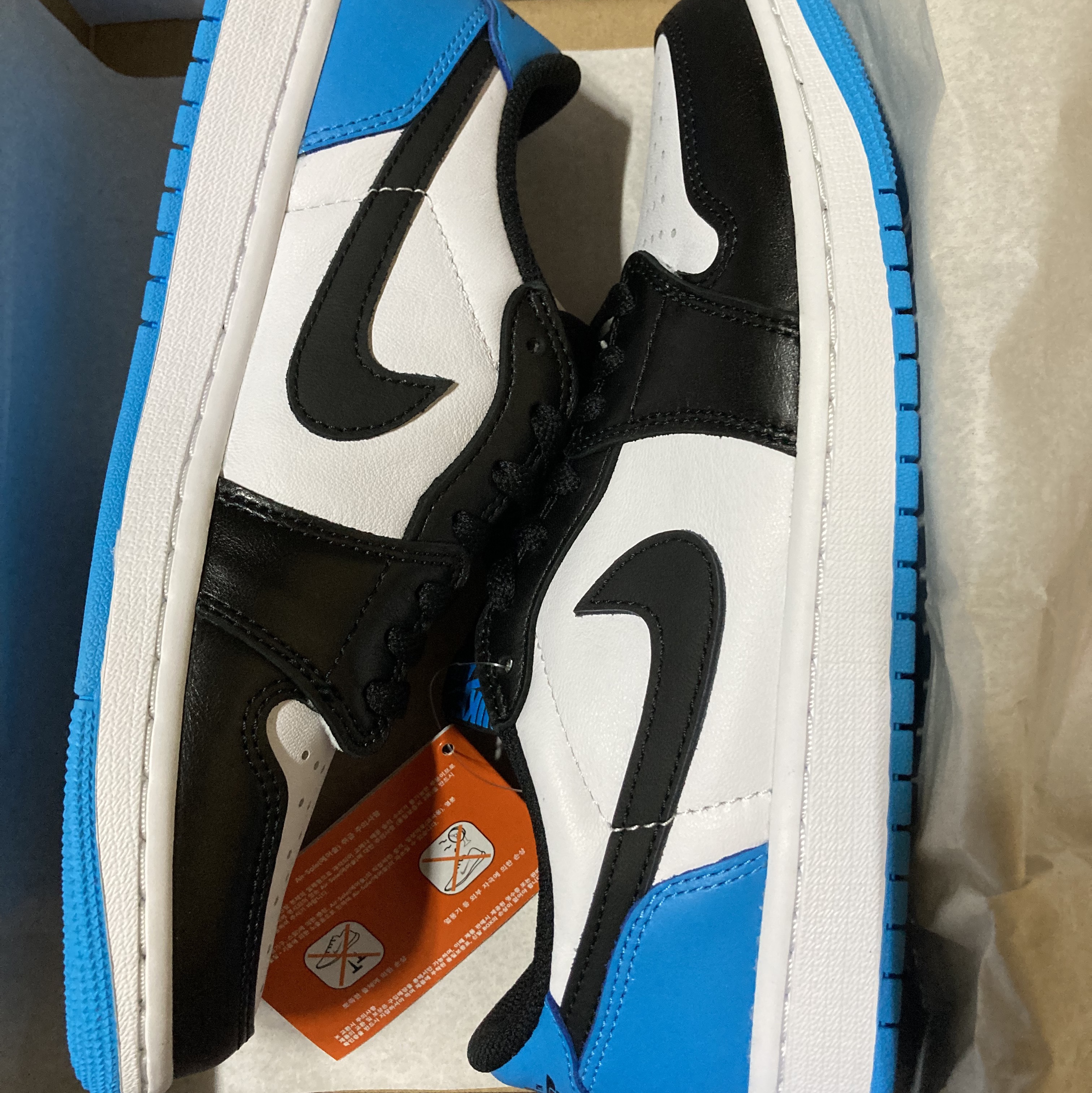 Jordan 1 Retro Low OG Black and Dark Powder Blue 착용 스타일