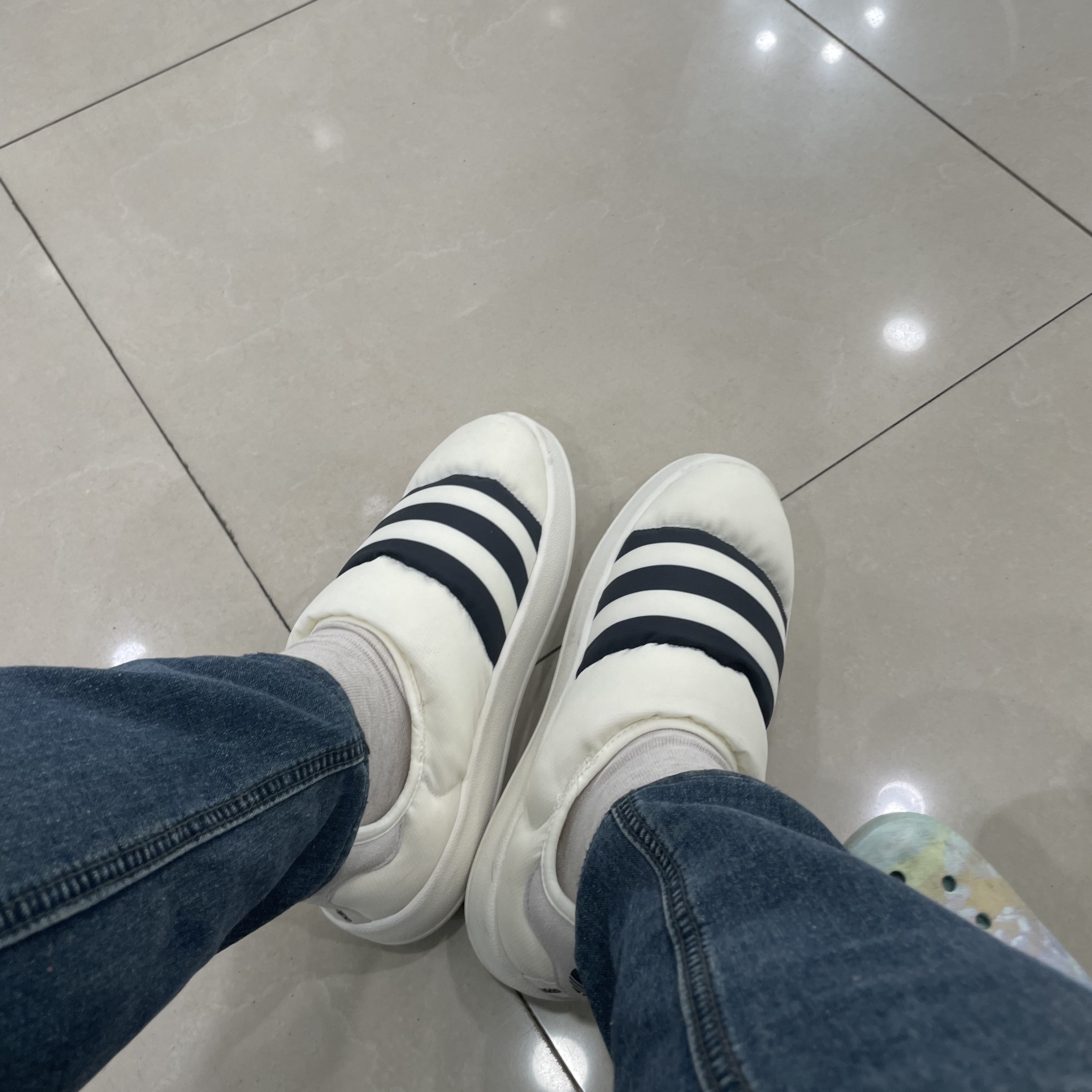 Adidas Puffylette Off White 착용 스타일