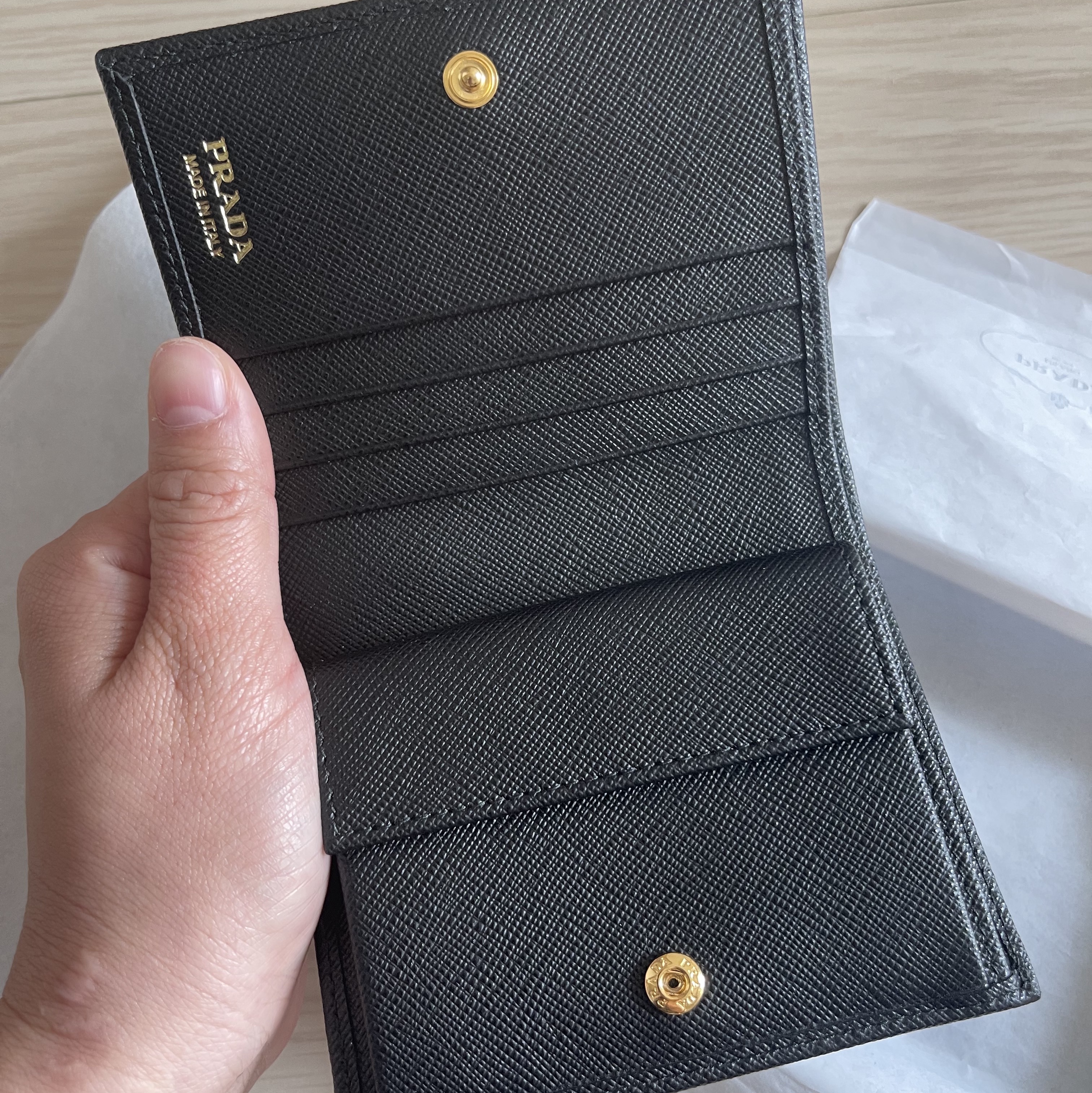 Prada Saffiano Metal Logo Wallet Black 착용 스타일 - 4